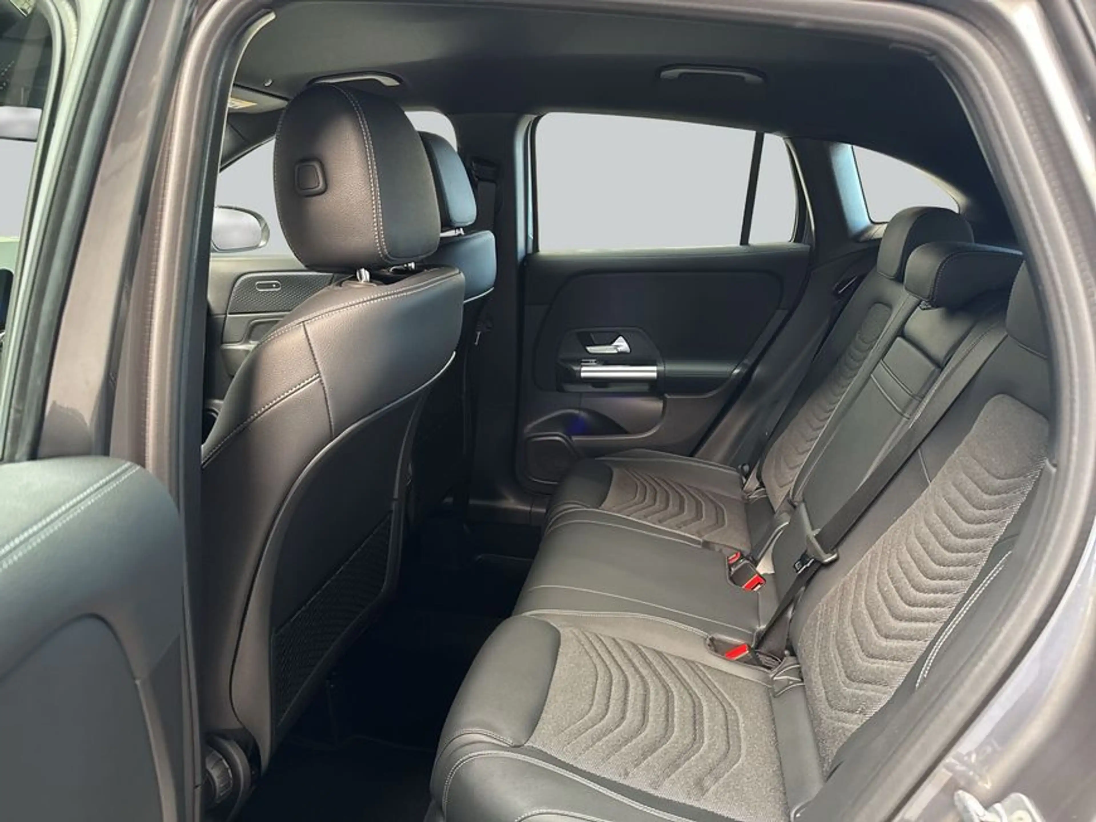 Mercedes-Benz GLA 180 GLA — photo 11