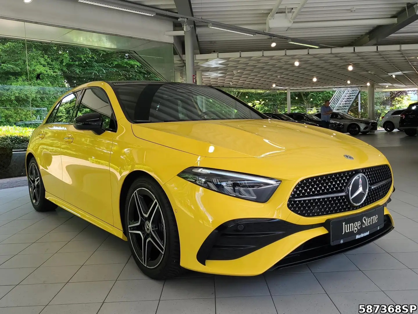 Mercedes-Benz A 180 AMG NIGHT PANO KAMERA TOTWINKEL KEYLESS-GO Gelb - 2