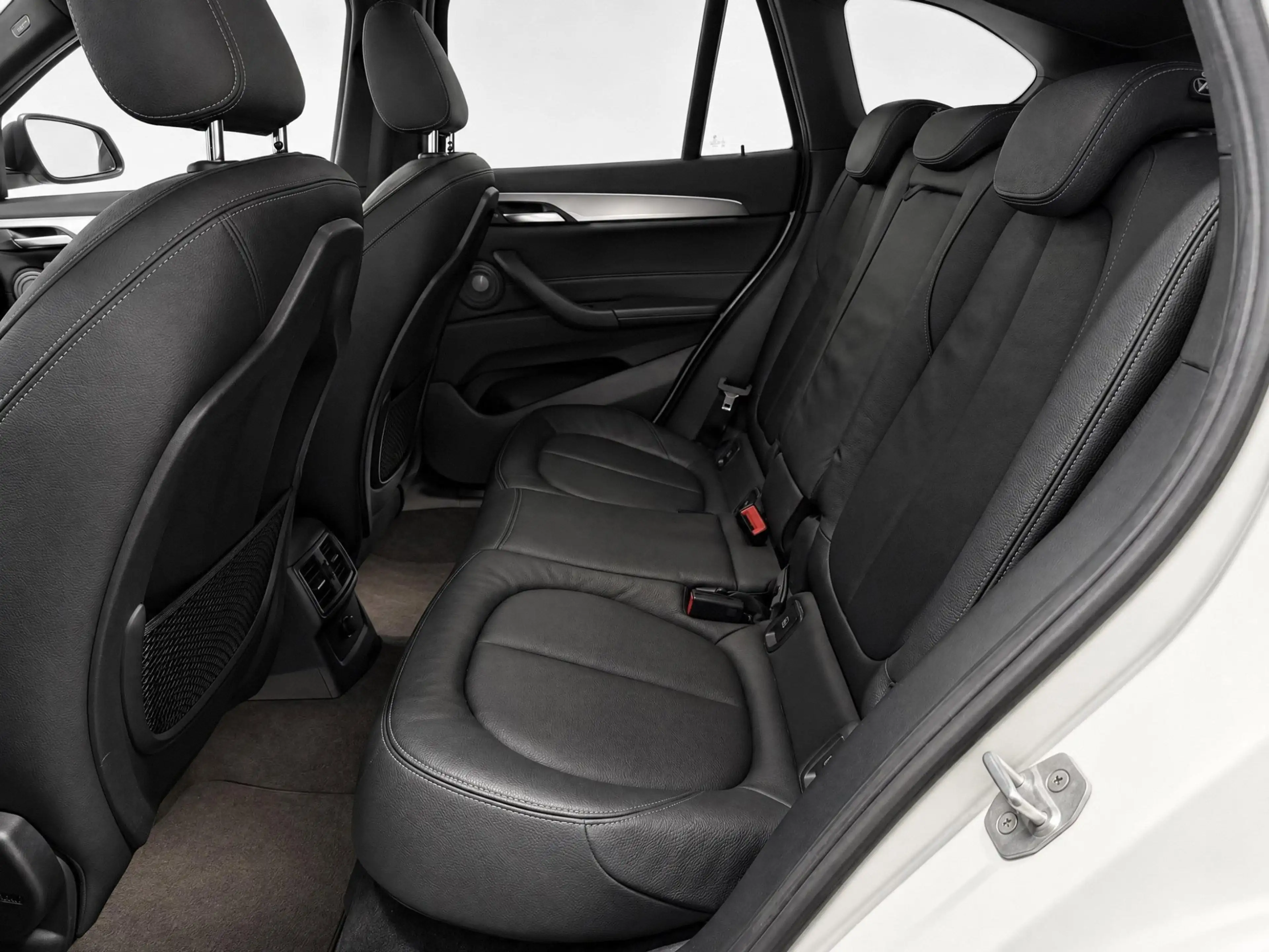 BMW X1 SDrive20i High Executive (LED, ACC, HUD, LEDER, TR — photo 23