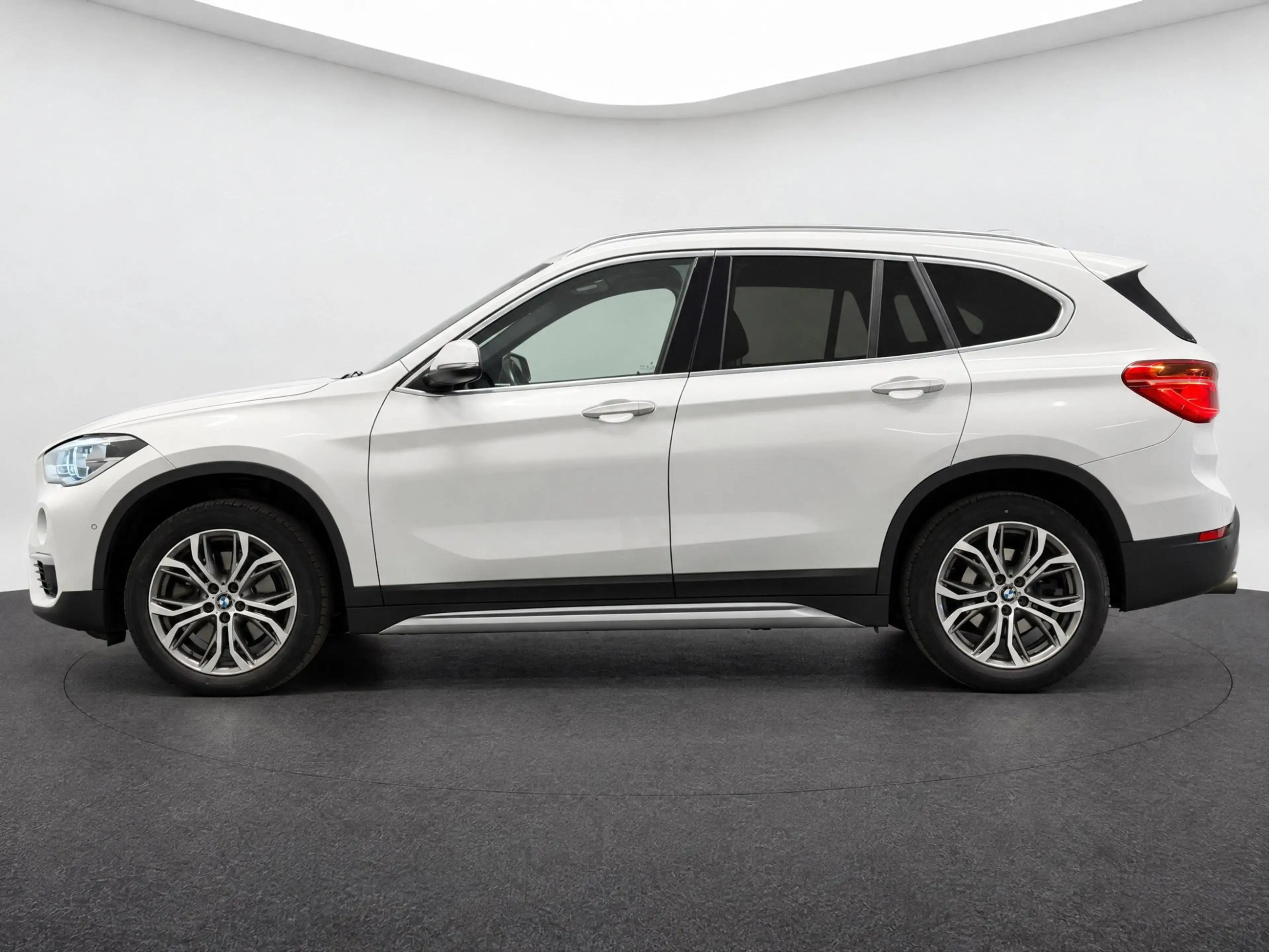 BMW X1 SDrive20i High Executive (LED, ACC, HUD, LEDER, TR — photo 3