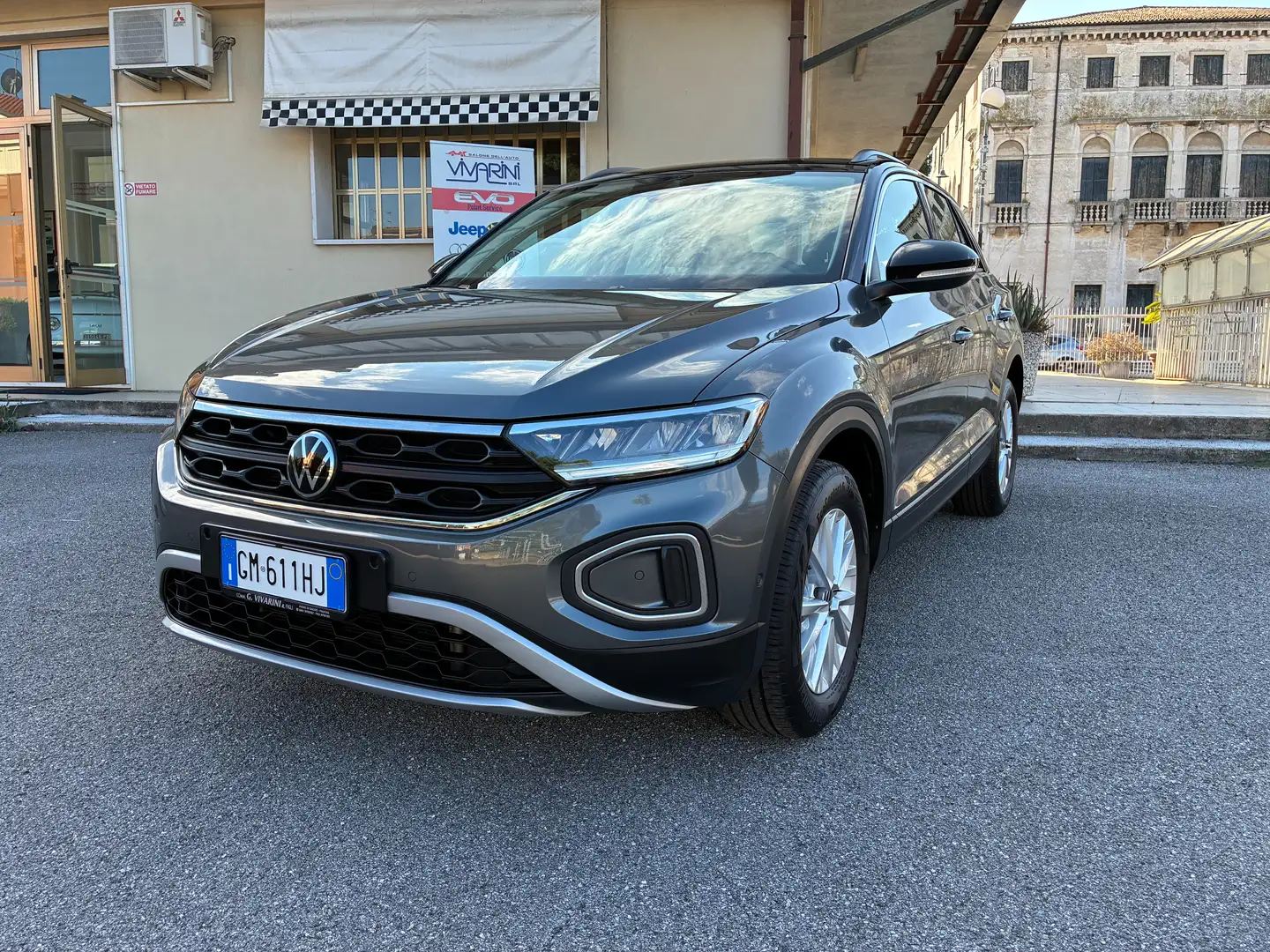 Volkswagen T-Roc 1.5 TSI ACT DSG Life Grigio - 1