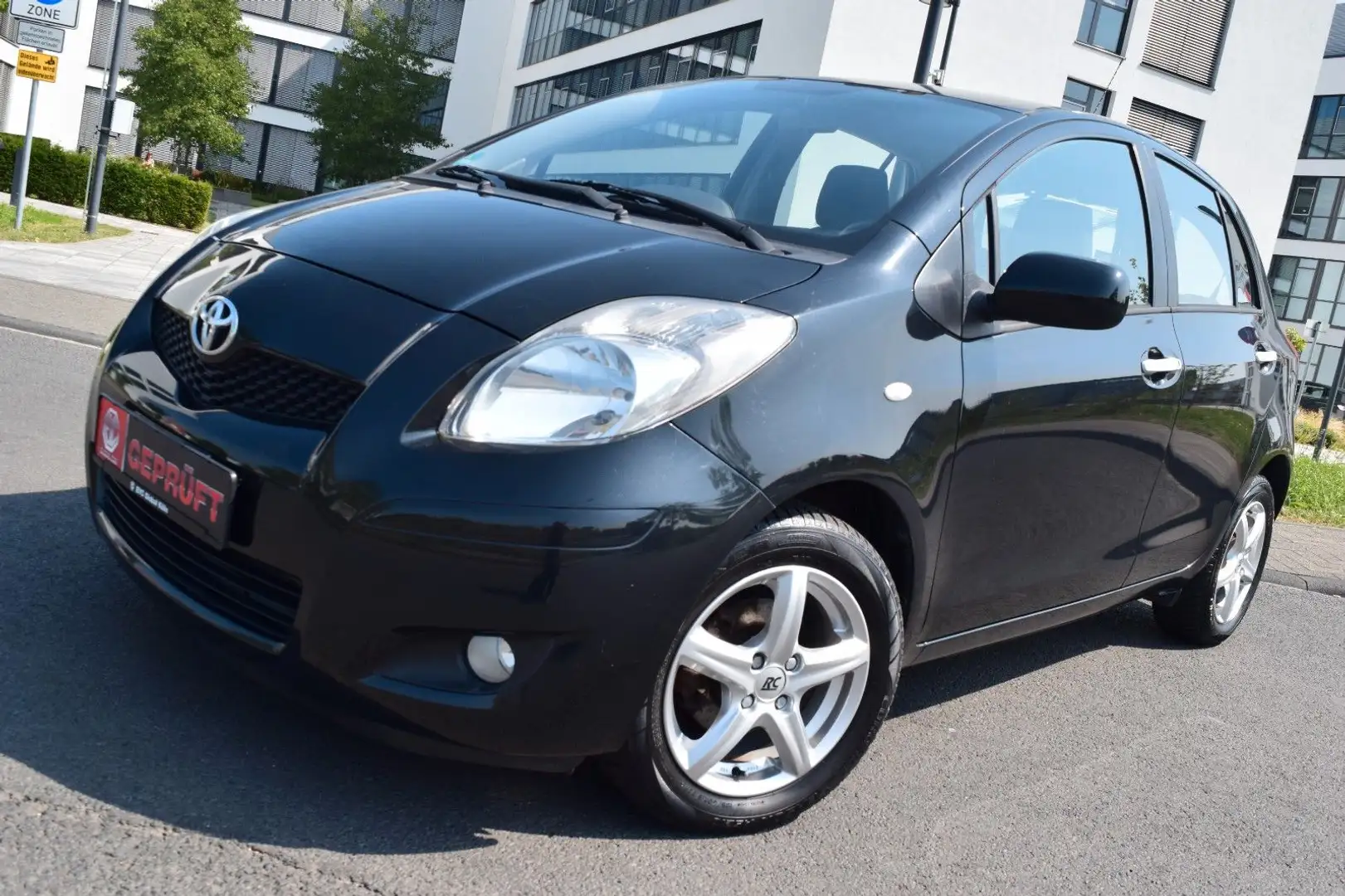 Toyota Yaris Life,1,33Ltr-, Start-Stop,6 Gang,Klimaauto Schwarz - 1