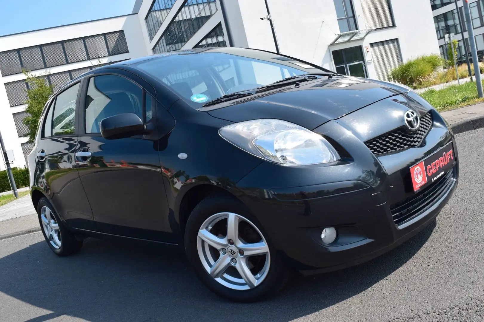 Toyota Yaris Life,1,33Ltr-, Start-Stop,6 Gang,Klimaauto Schwarz - 2