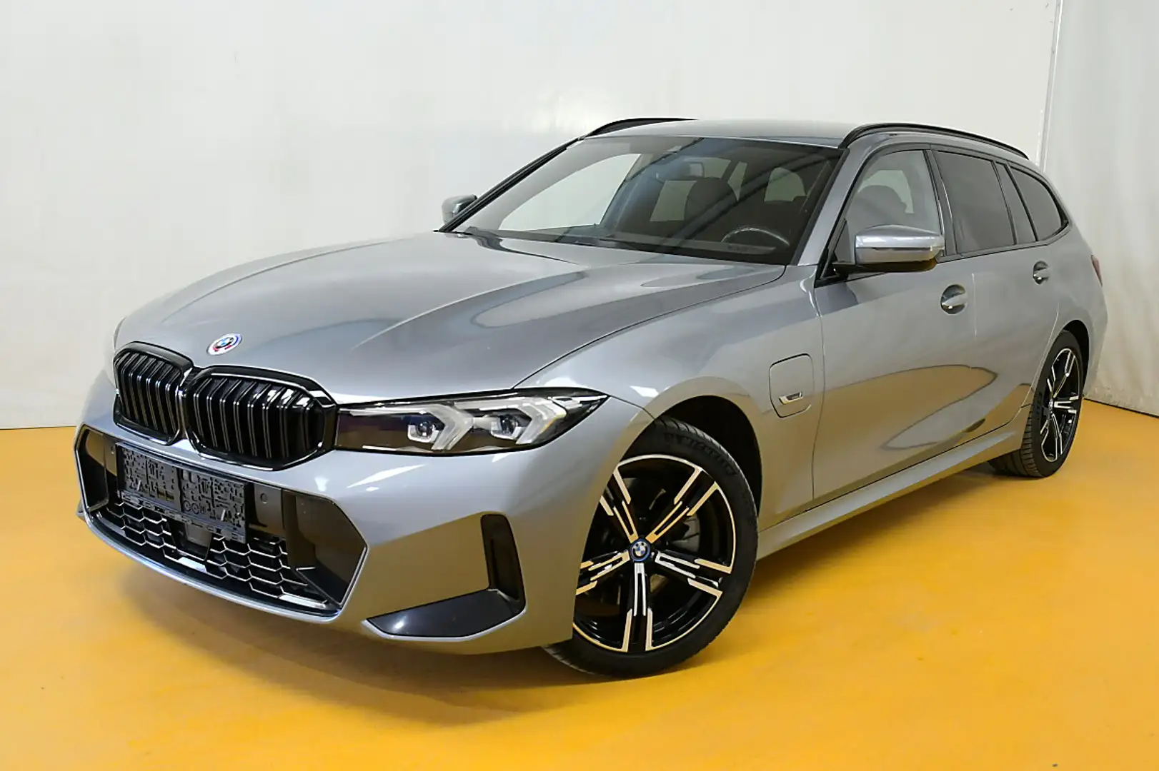BMW 330 e PHEV xDrive Touring Aut. M Sport Grau - 1