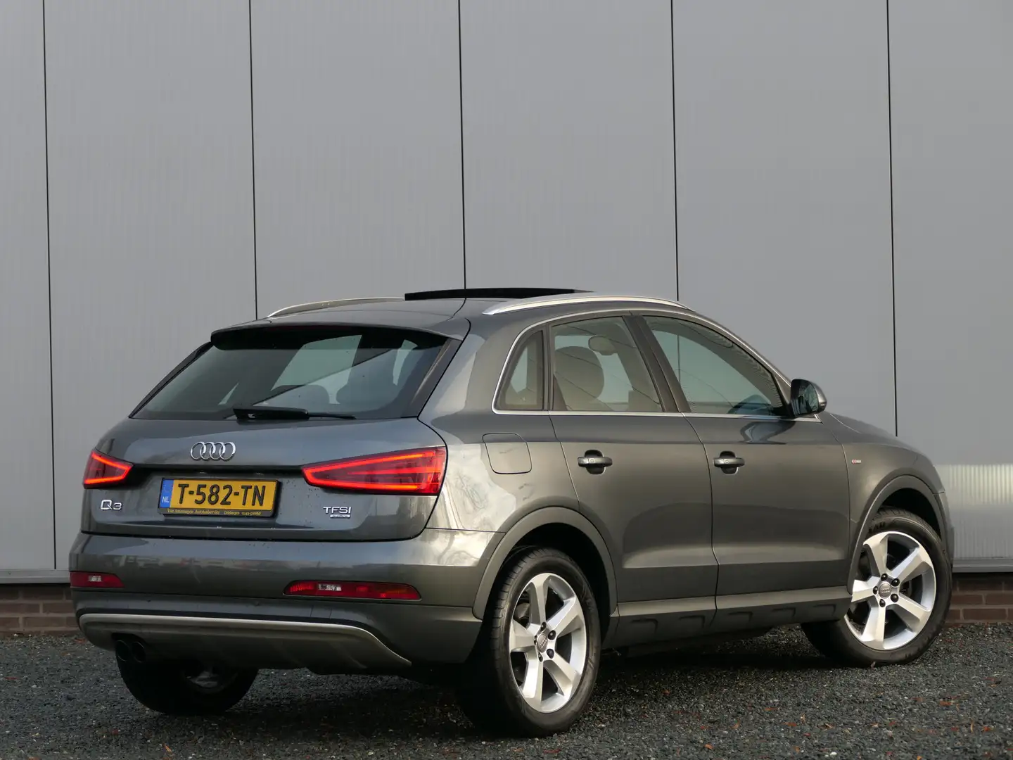 Audi Q3 2.0TFSI AUT quattro S-line Panorama dak / Stoelver Grijs - 2