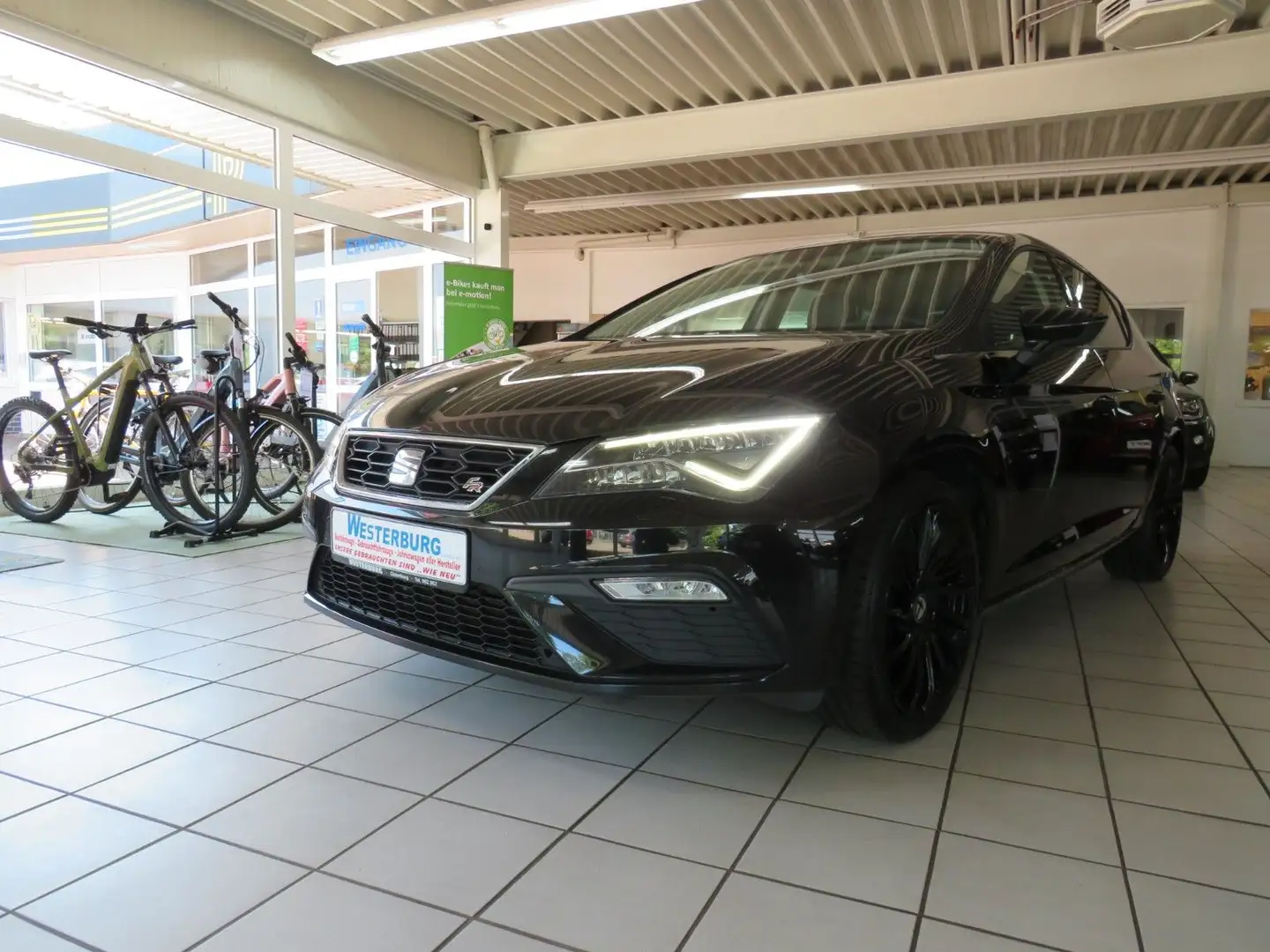 SEAT Leon 1.5 TSI FR Schwarz - 1