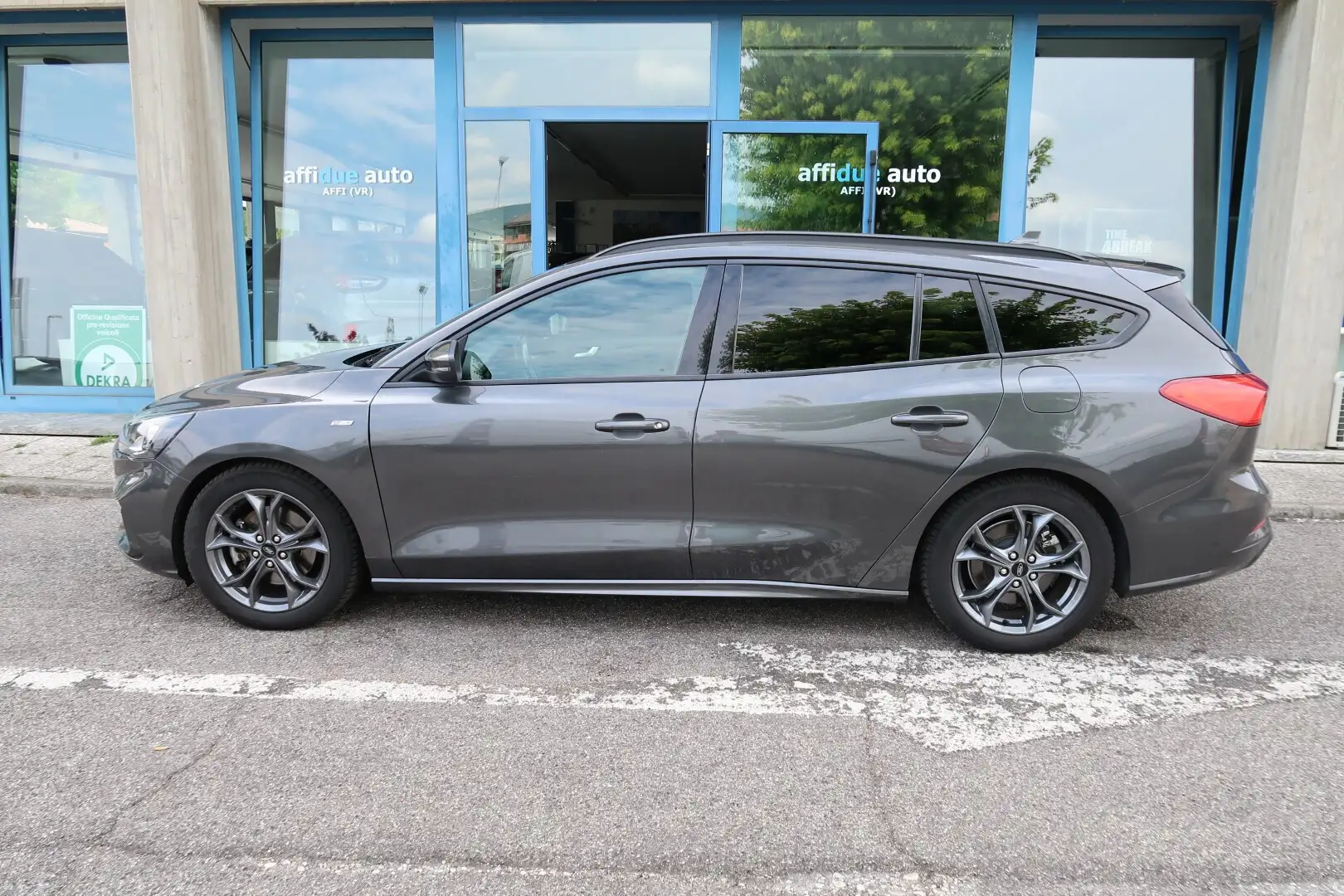 Ford Focus Focus 1.0 EcoBoost 125 CV automatico SW ST-Line Grigio - 2