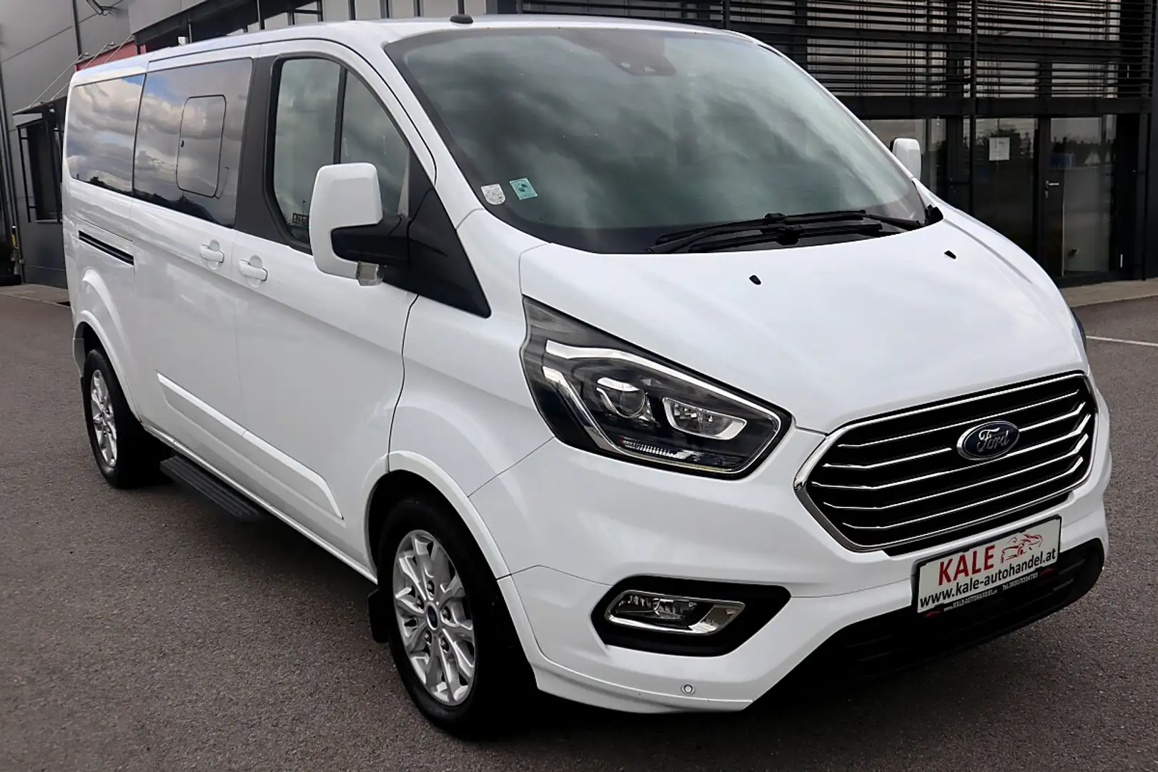 Ford Tourneo Custom 2,0 TDCi 310 L2 Titanium Aut.*8-Sitzer* MWST* Weiß - 2