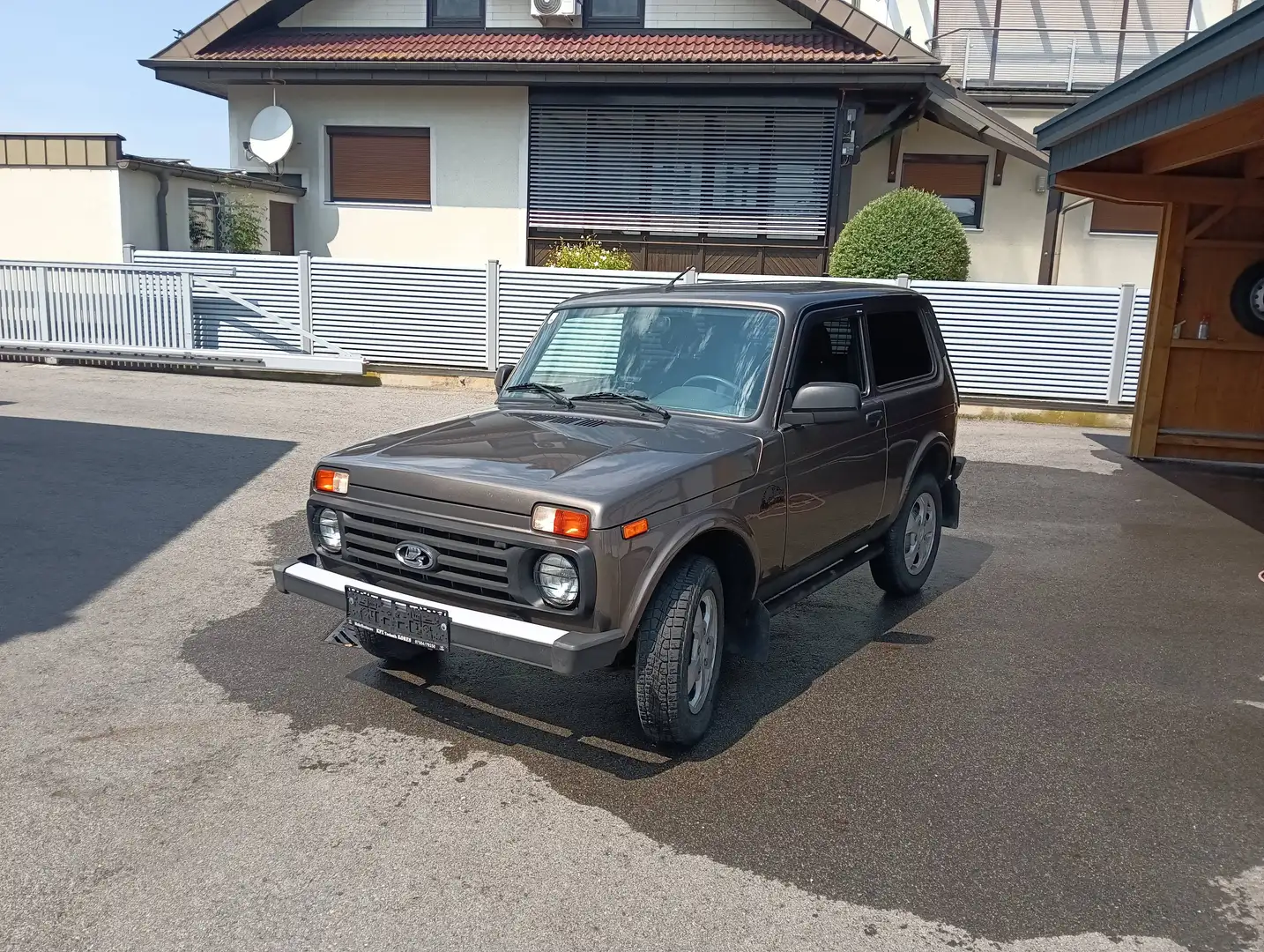 Lada Niva Legend Braun - 2