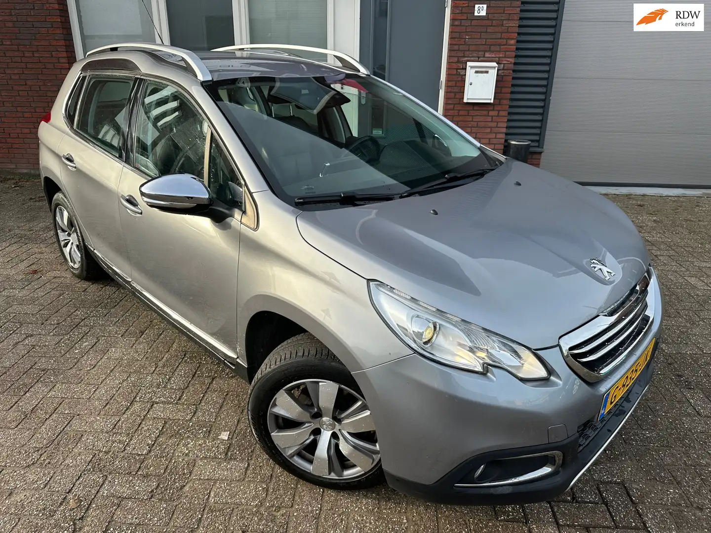Peugeot 2008 1.2 PureTech Allure / Leder / Navi / PDC / Clima / Grau - 1