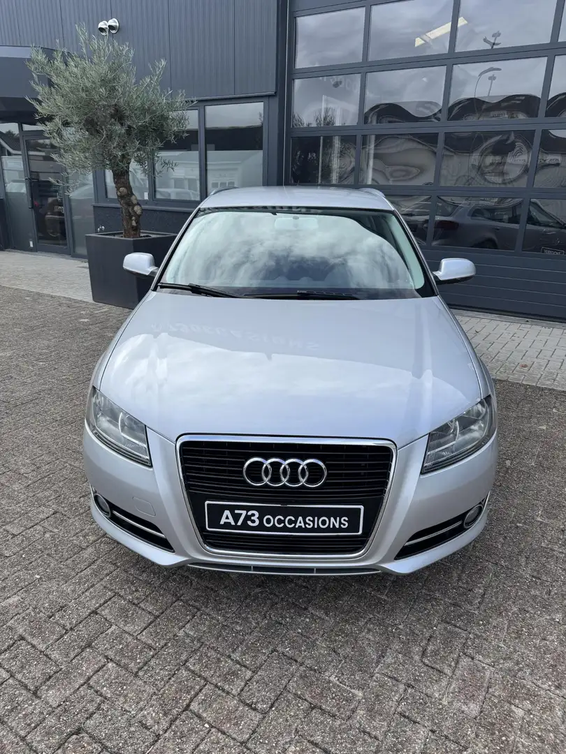 Audi A3 Sportback 1.6 Attraction Grijs - 2