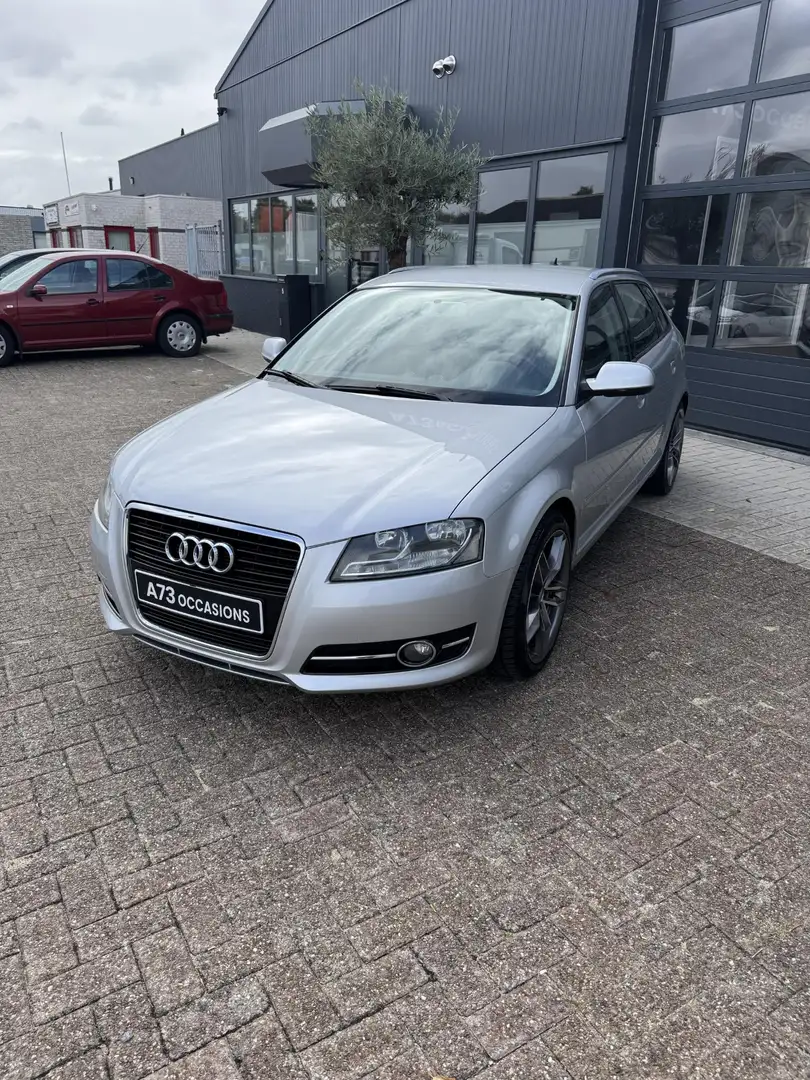 Audi A3 Sportback 1.6 Attraction Grijs - 1