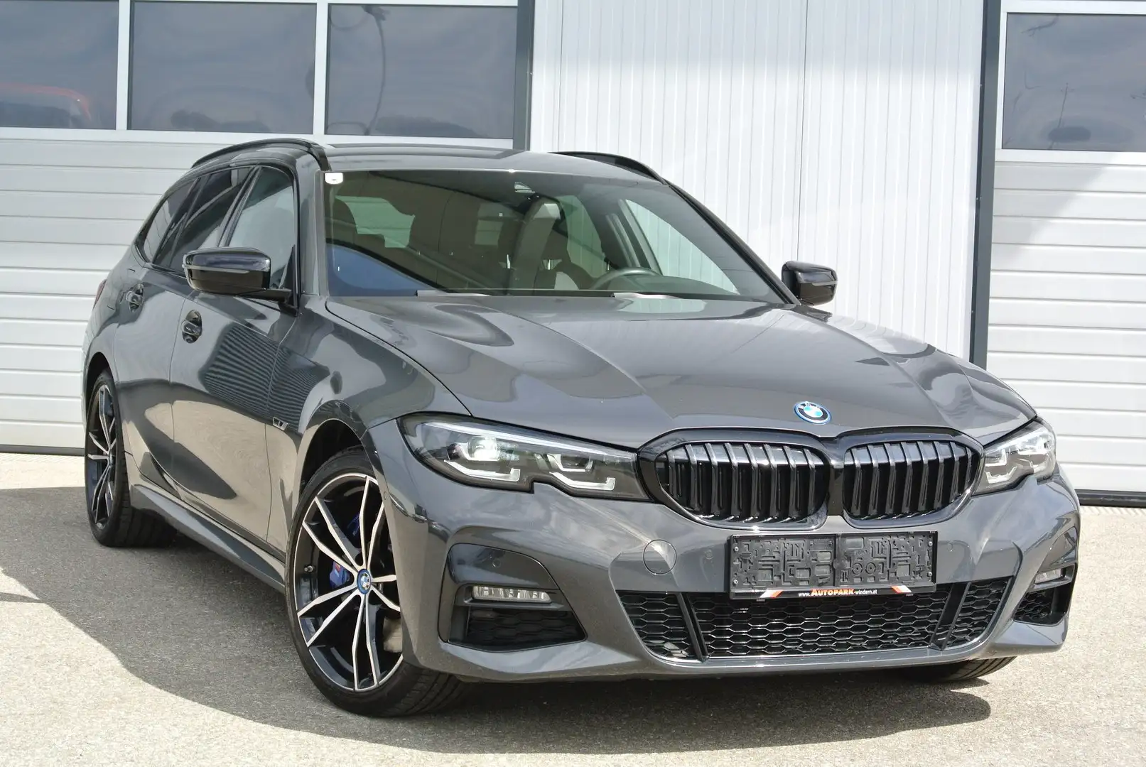 BMW 320 320e touring xdrive Aut. **M Sport** LEDER* LED Grau - 1