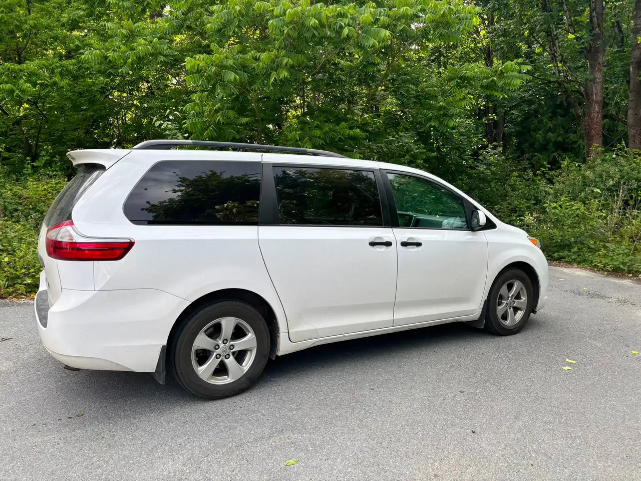 Toyota Sienna снимка Toyota Sienna
