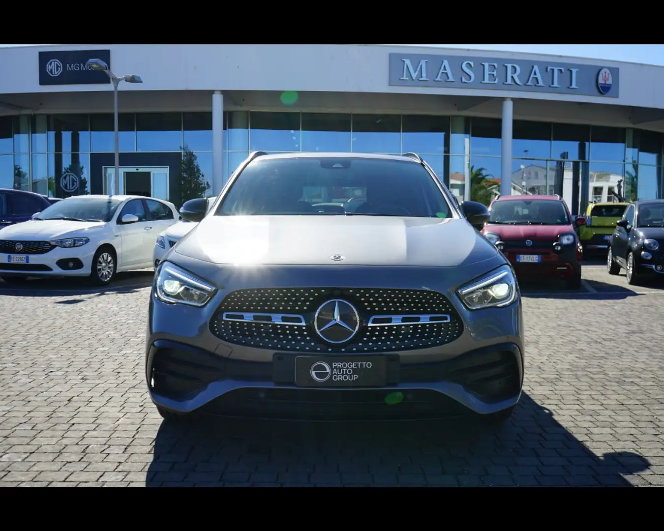 Mercedes-Benz GLA 200 d Automatic Premium Grau - 2