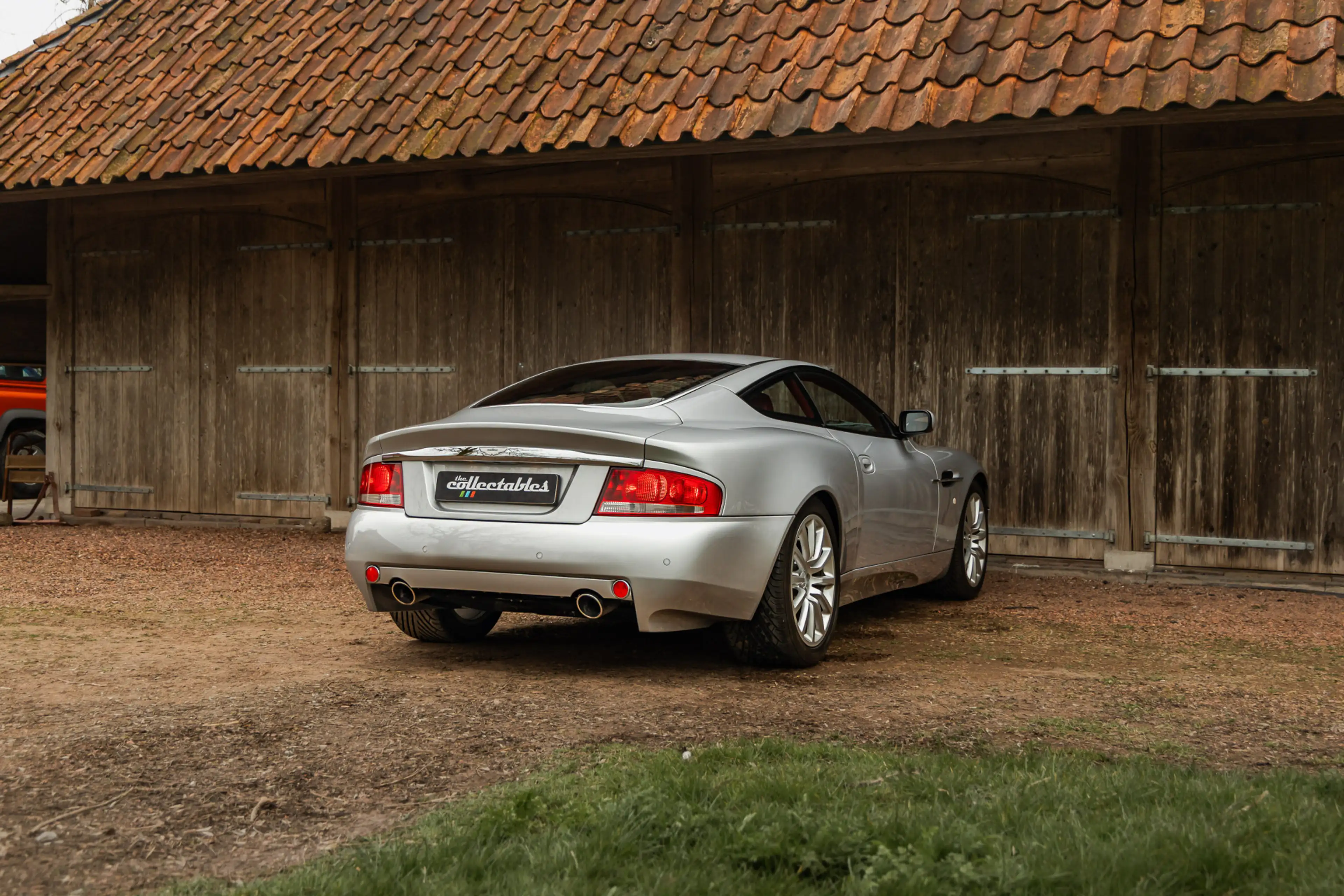 Aston Martin Vanquish V12 5.9, slechts 3.696km — photo 2