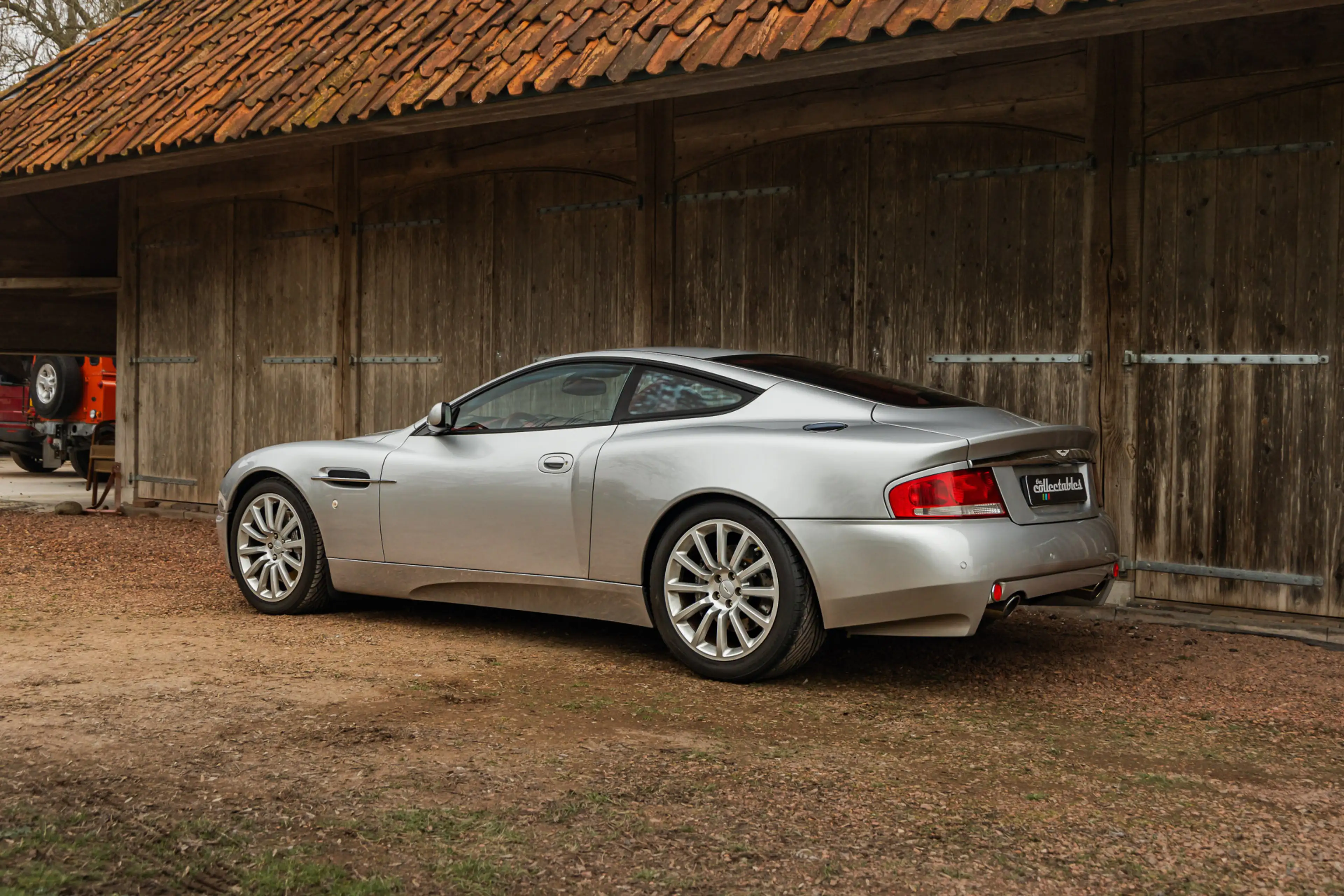 Aston Martin Vanquish V12 5.9, slechts 3.696km — photo 4