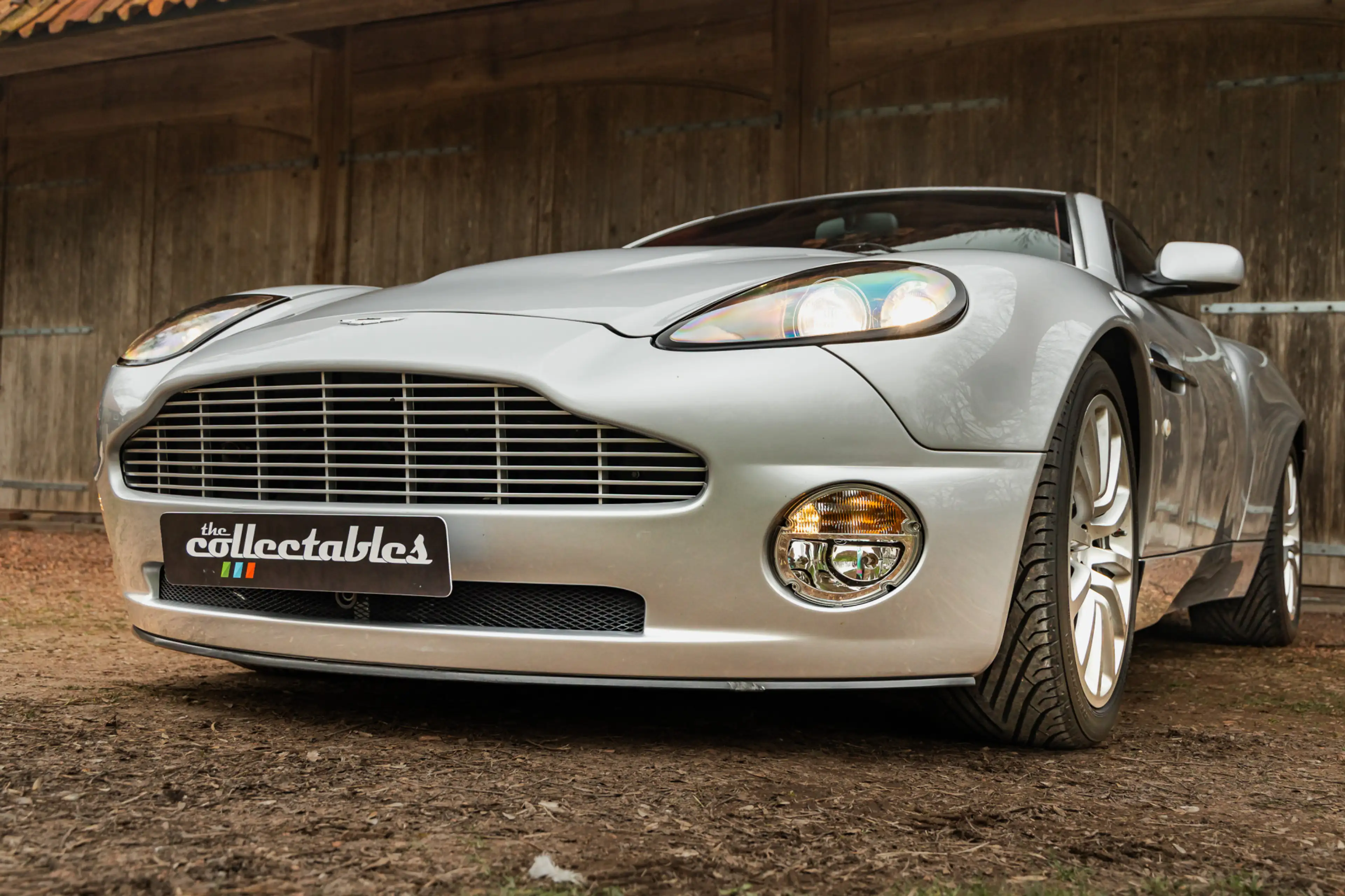 Aston Martin Vanquish V12 5.9, slechts 3.696km — photo 10