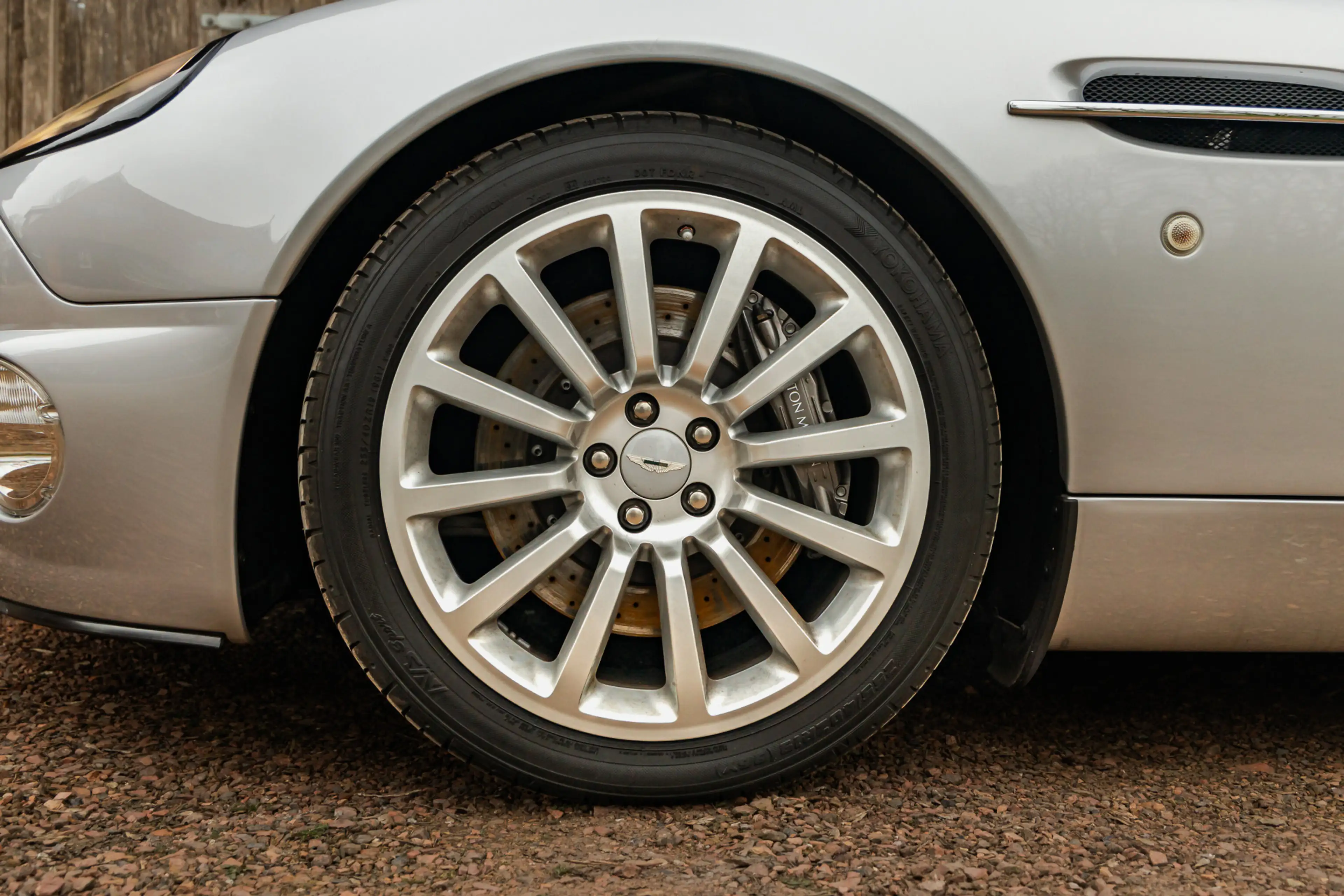 Aston Martin Vanquish V12 5.9, slechts 3.696km — photo 14