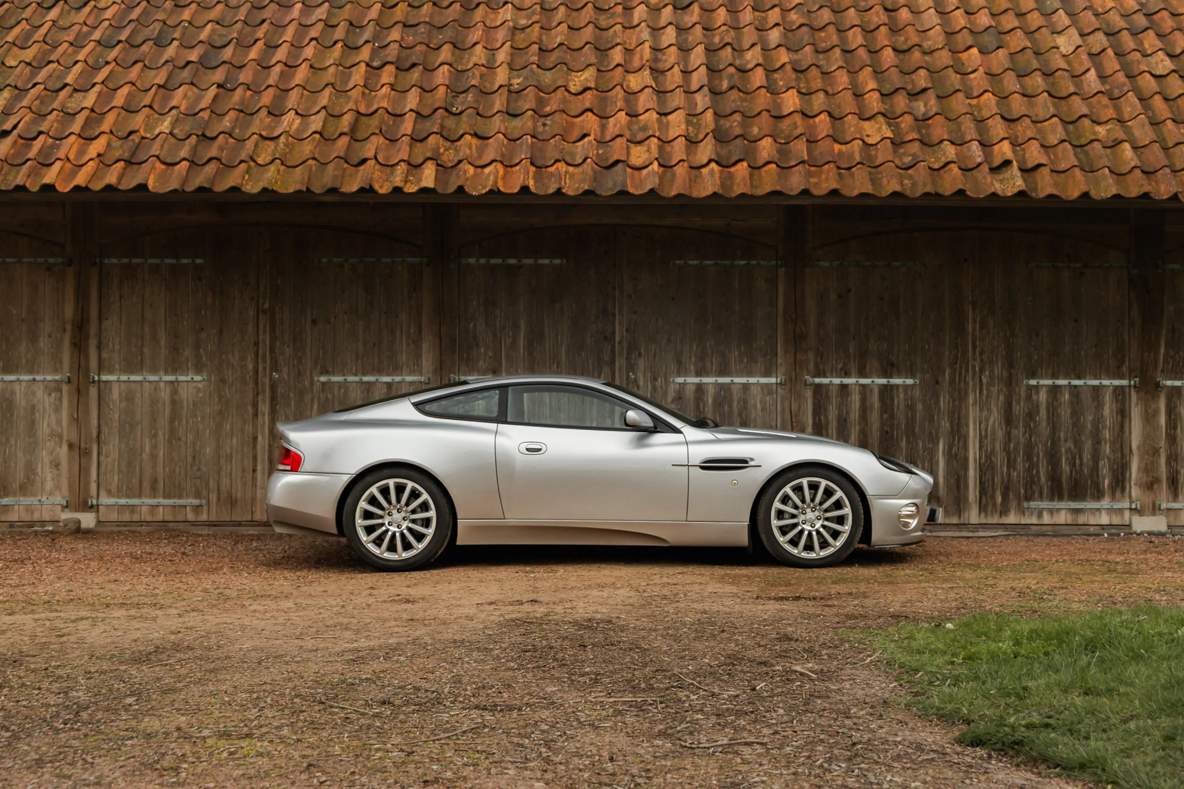 Aston Martin Vanquish V12 5.9, slechts 3.696km — photo 7
