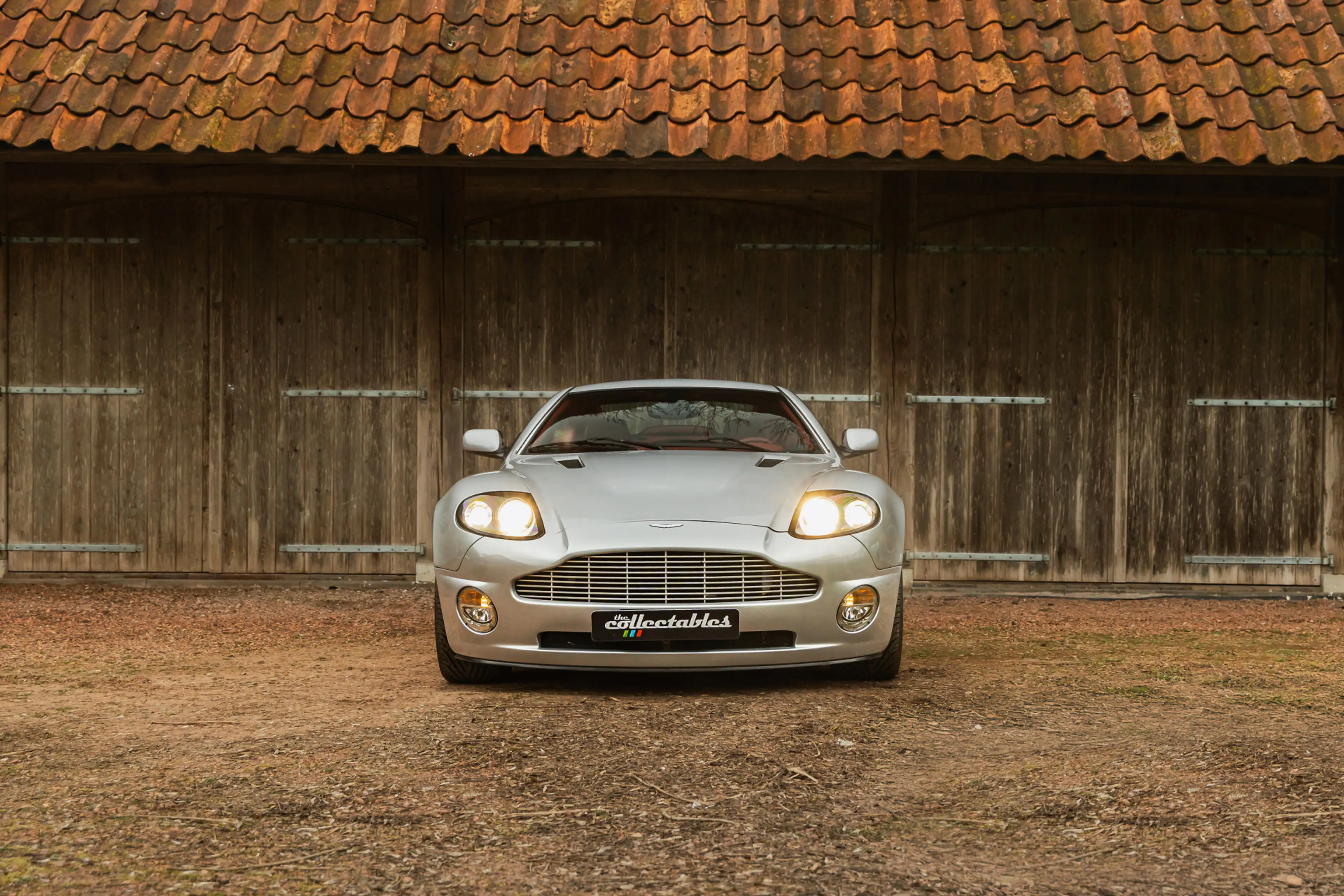 Aston Martin Vanquish V12 5.9, slechts 3.696km — photo 5