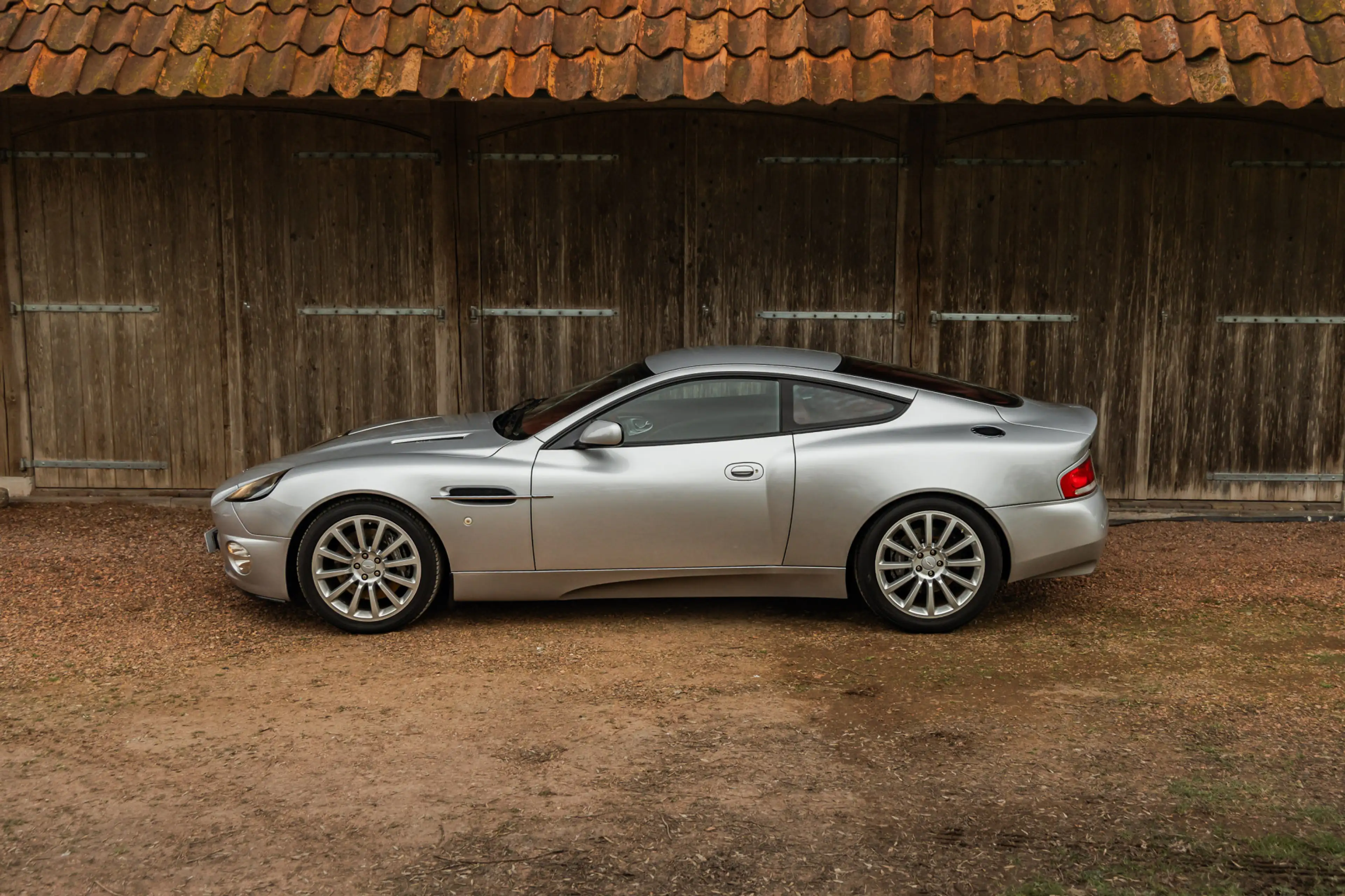 Aston Martin Vanquish V12 5.9, slechts 3.696km — photo 8