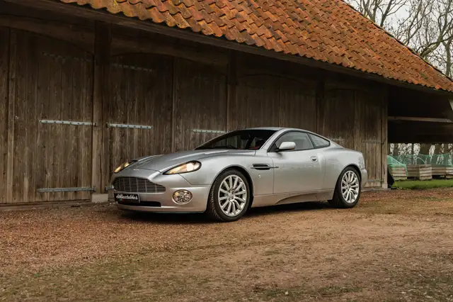 Aston Martin Vanquish V12 5.9, slechts 3.696km