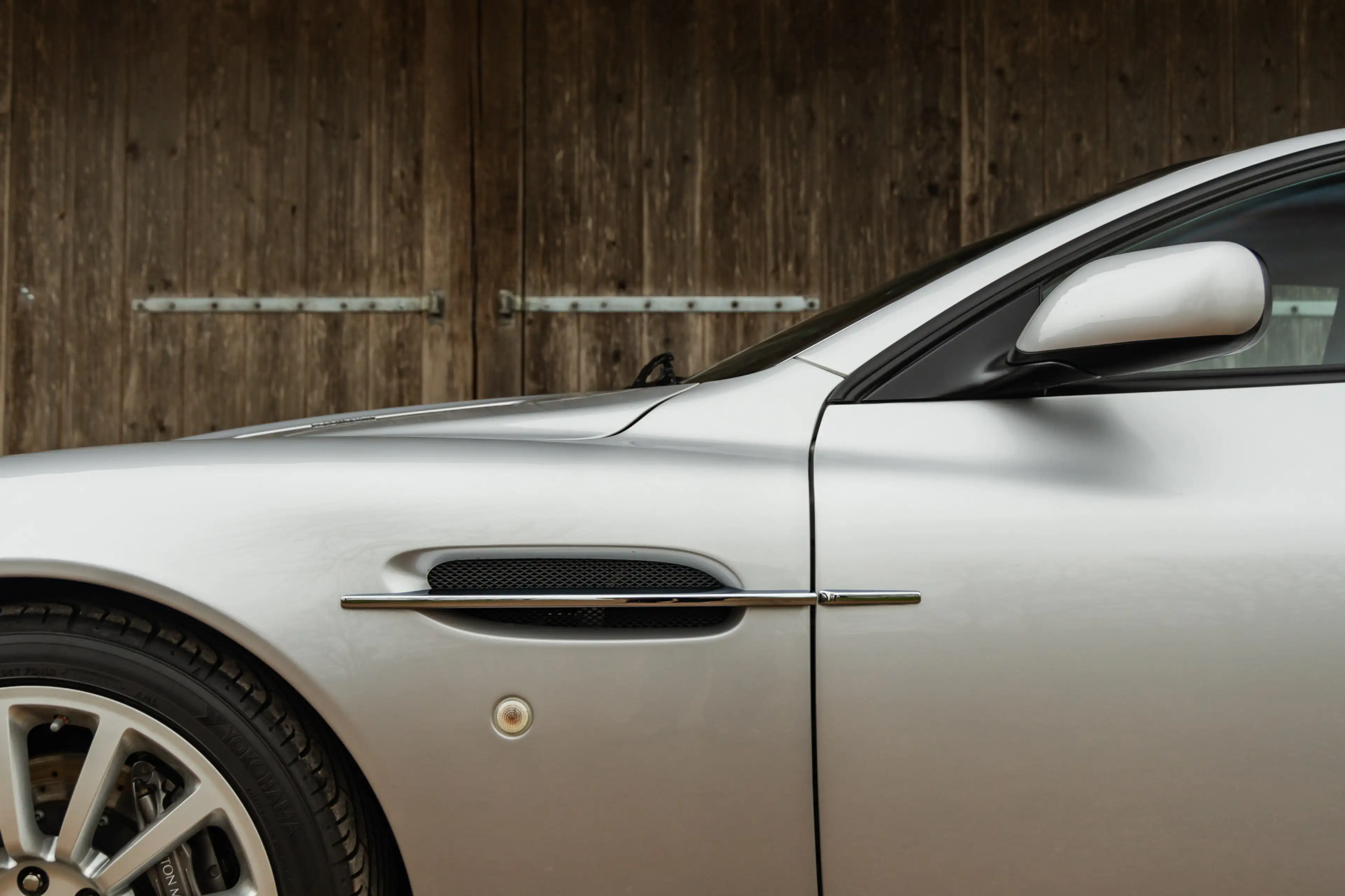 Aston Martin Vanquish V12 5.9, slechts 3.696km — photo 13