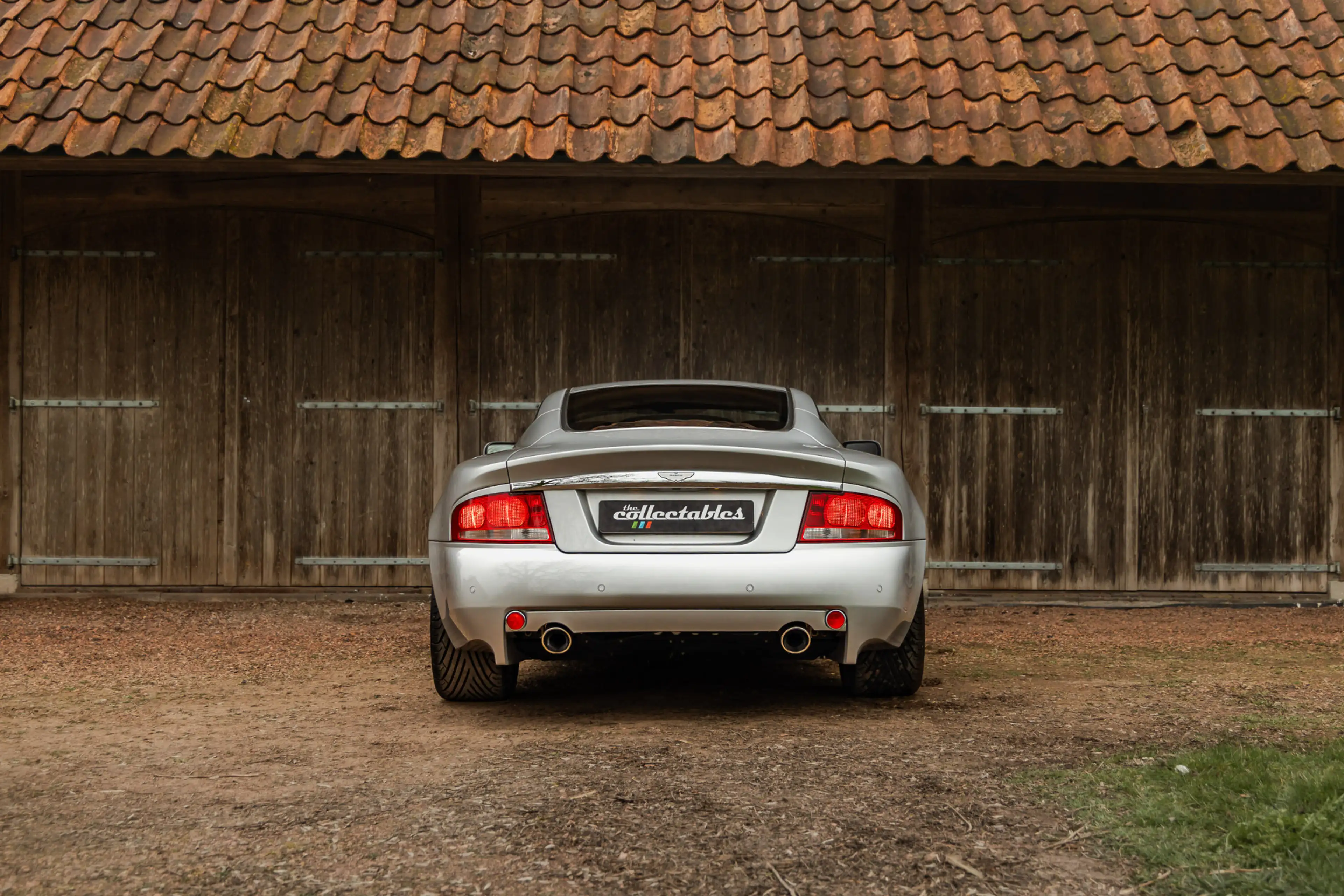 Aston Martin Vanquish V12 5.9, slechts 3.696km — photo 6