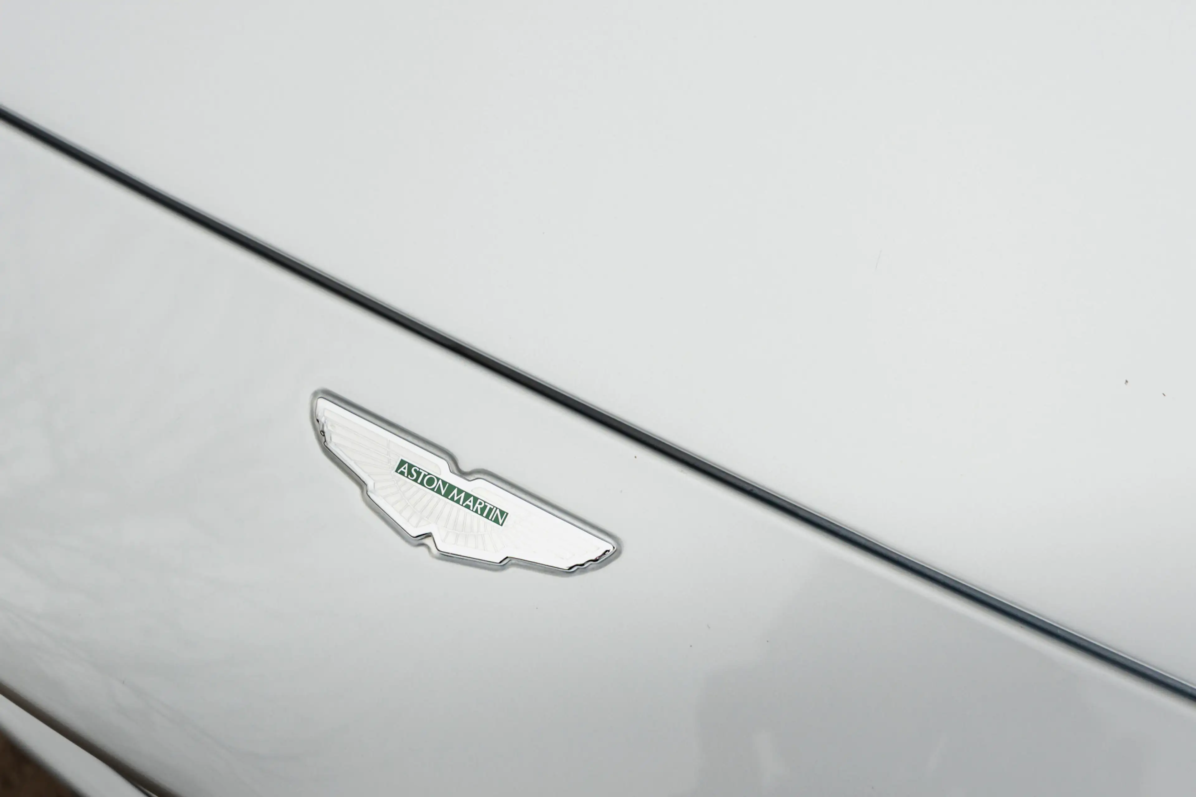 Aston Martin Vanquish V12 5.9, slechts 3.696km — photo 12
