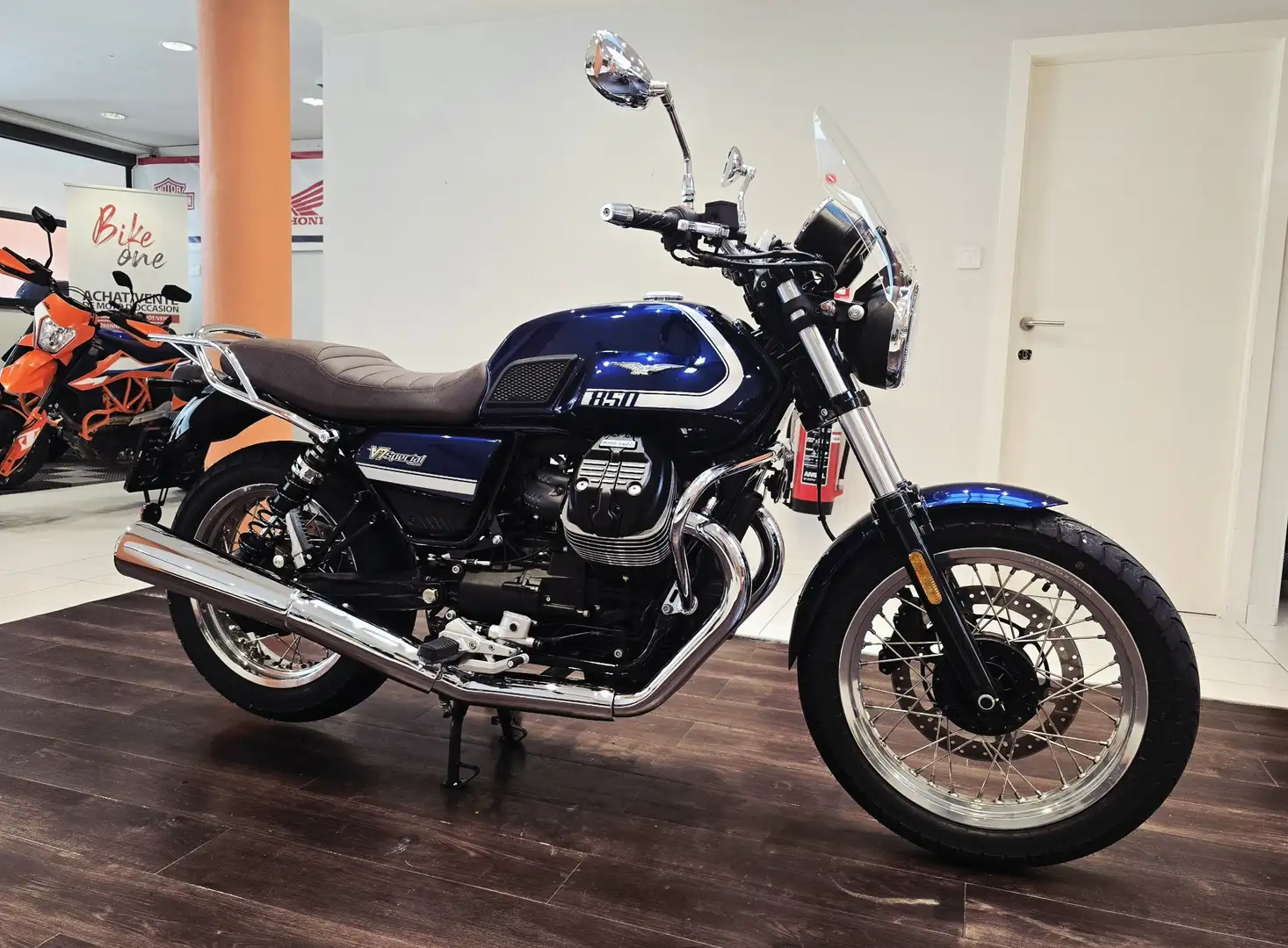 Moto Guzzi V 7 Special Bleu - 2