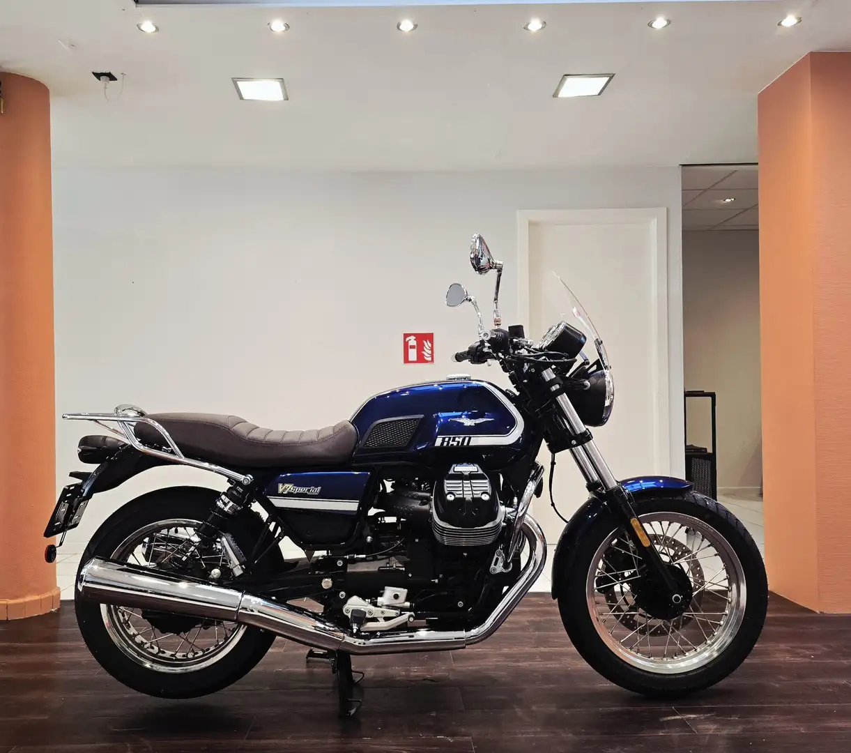 Moto Guzzi V 7 Special Bleu - 1