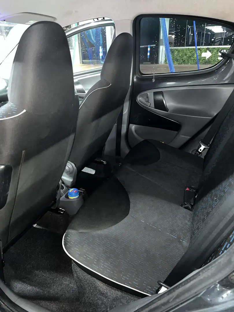 Peugeot 107 1.0-12V Urban Move Grijs - 2