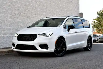 White 2025 Chrysler Pacifica Minivan Front-Wheel Drive 9-Speed Automatic