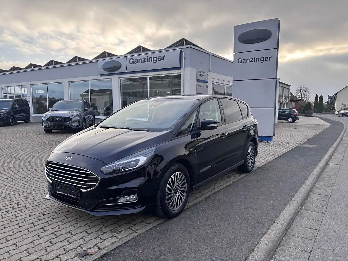 Ford S-Max Hybrid Edition Automatik 7-SITZER, 1.HAND+GARANTIE Schwarz - 1