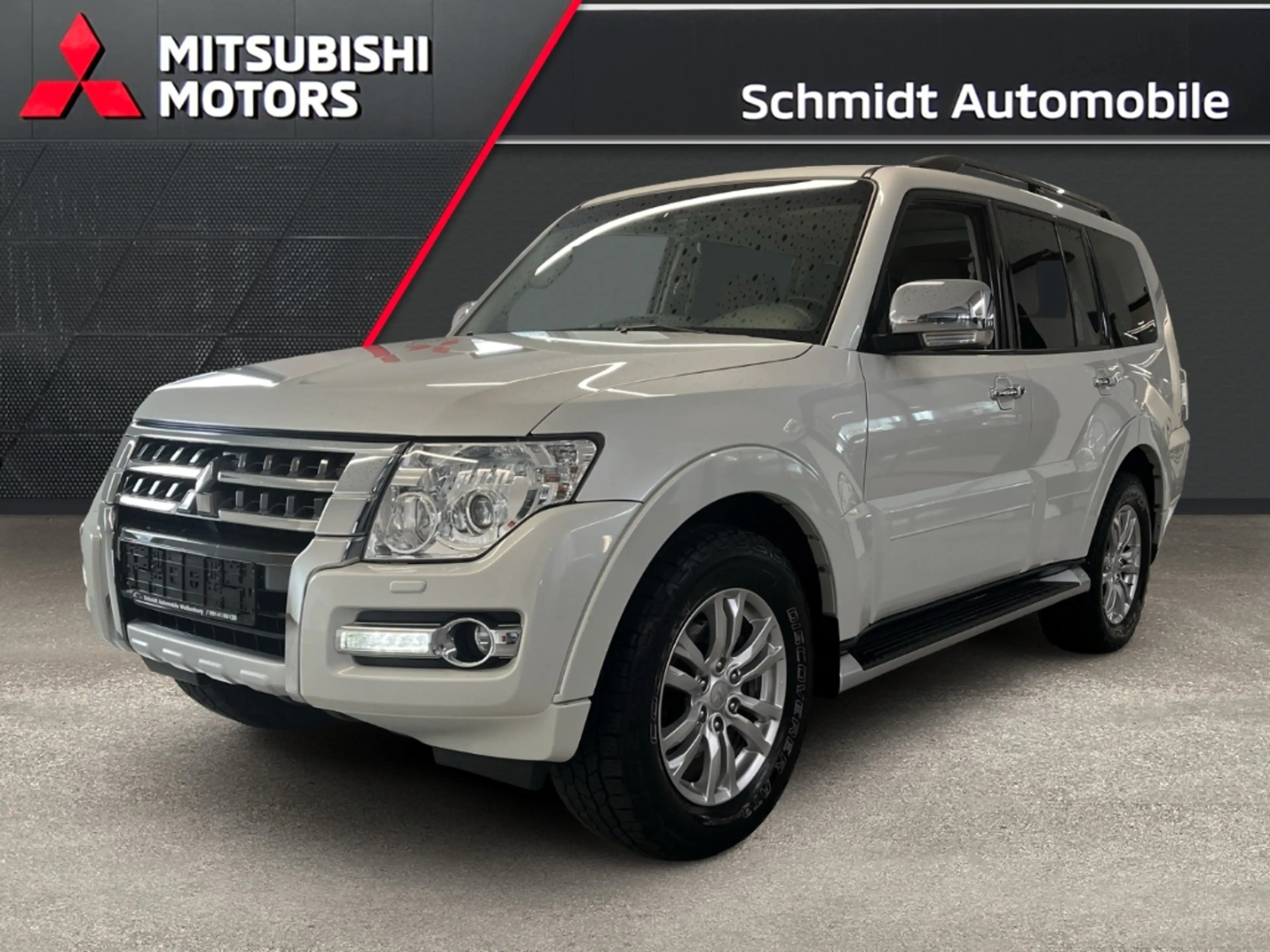 Mitsubishi Pajero 3.2 DI-D Top 4WD Stand Hzg. AHK Navi Kamera