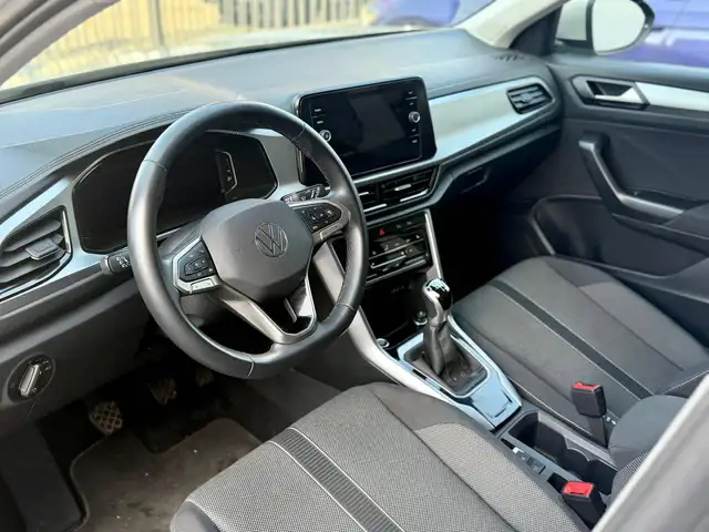 Volkswagen T-Roc view 8