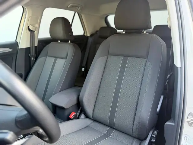 Volkswagen T-Roc view 11