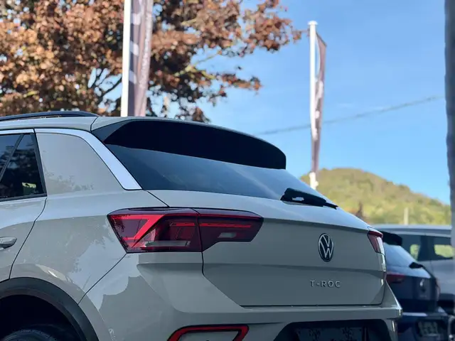 Volkswagen T-Roc view 18