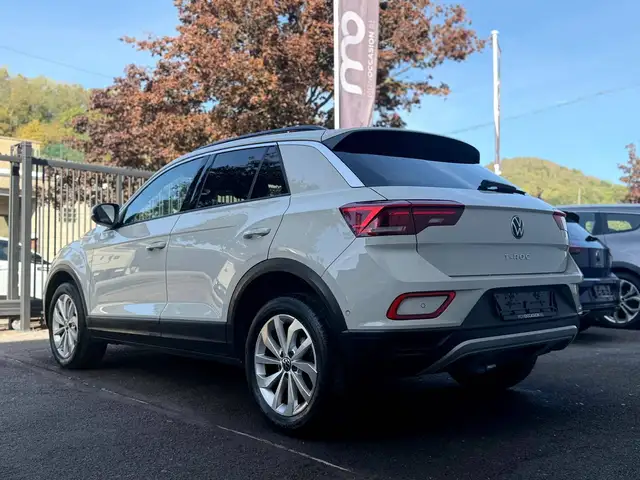 Volkswagen T-Roc view 15