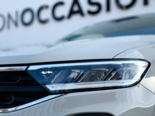 Volkswagen T-Roc view 6