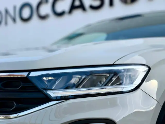 Volkswagen T-Roc view 3