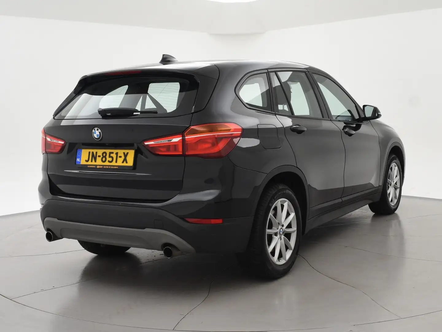 BMW X1 sDrive20i HIGH EXECUTIVE + HEAD-UP | LEDER | AFN. Zwart - 2
