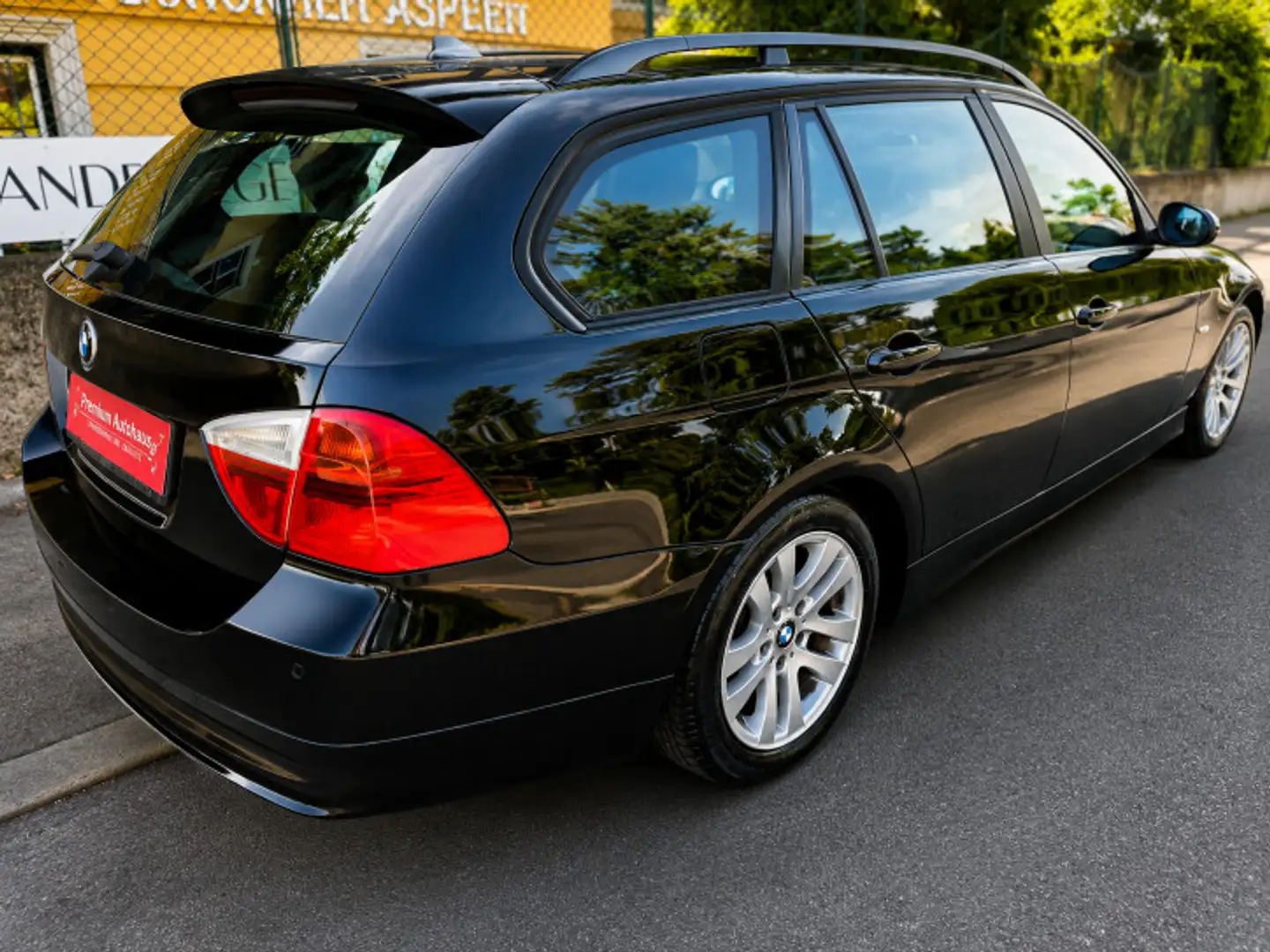 BMW 318 i Touring Österreich-Paket Aut. Schwarz - 2