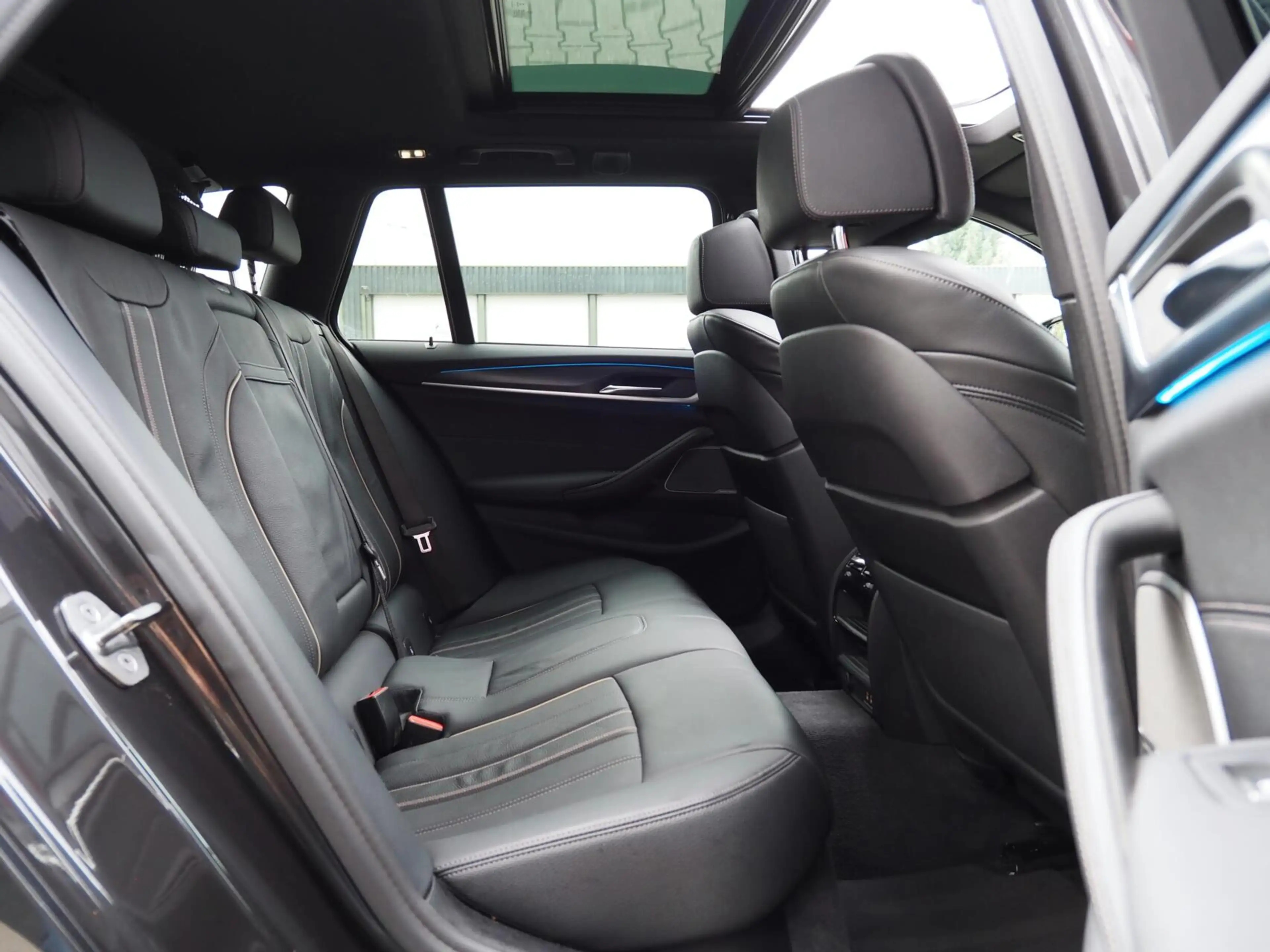 BMW 530 5-serie Touring 530e xDrive M-Sport | Pano | LED | — photo 20