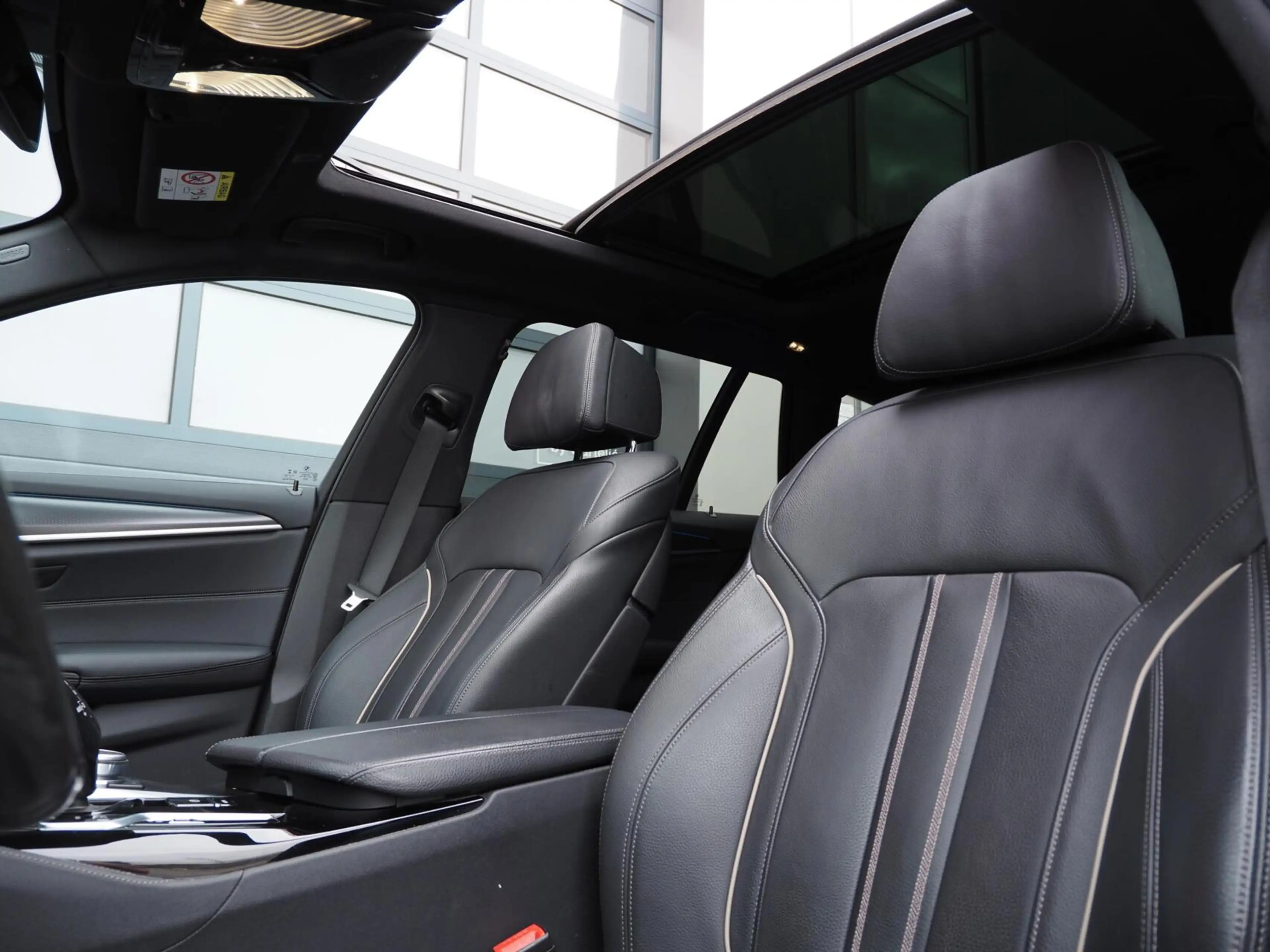 BMW 530 5-serie Touring 530e xDrive M-Sport | Pano | LED | — photo 2