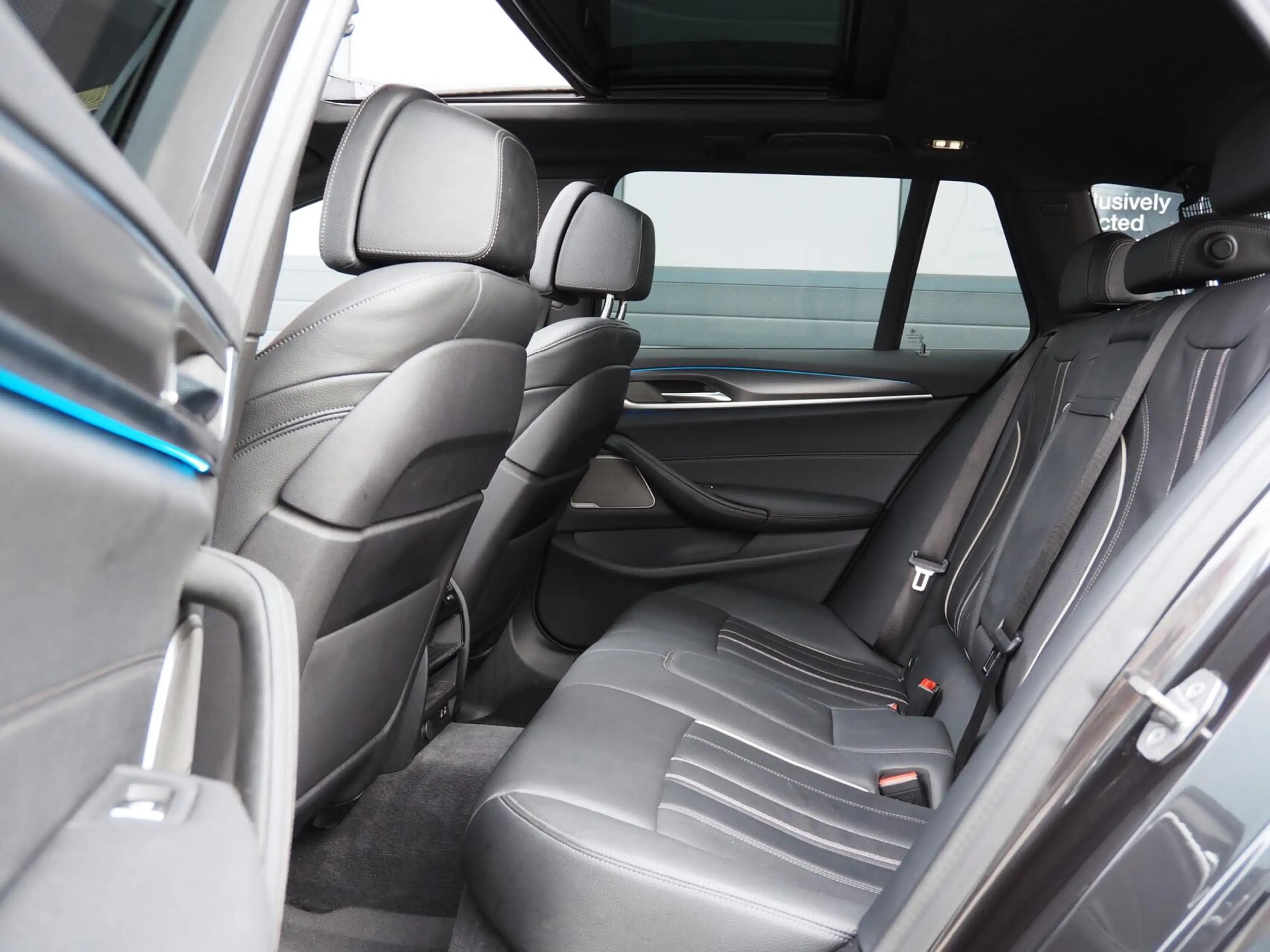 BMW 530 5-serie Touring 530e xDrive M-Sport | Pano | LED | — photo 29