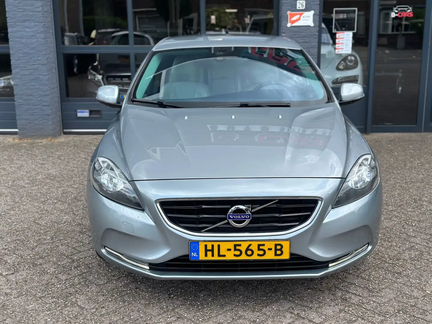 Volvo V40 1.6 D2 Summum R-Design|StoelMM|Aut|Leer|Camera| Grijs - 2