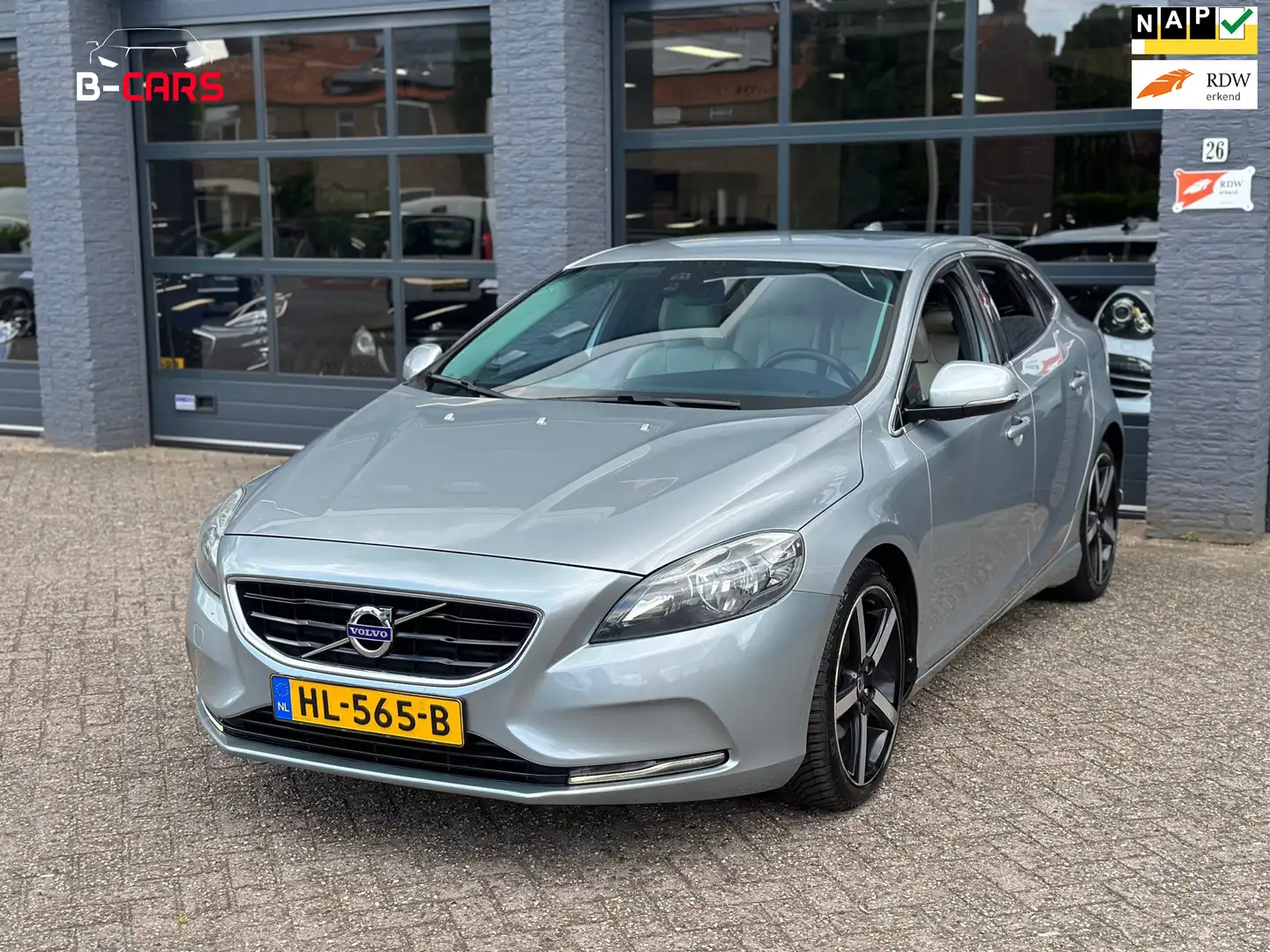 Volvo V40 1.6 D2 Summum R-Design|StoelMM|Aut|Leer|Camera| Grijs - 1