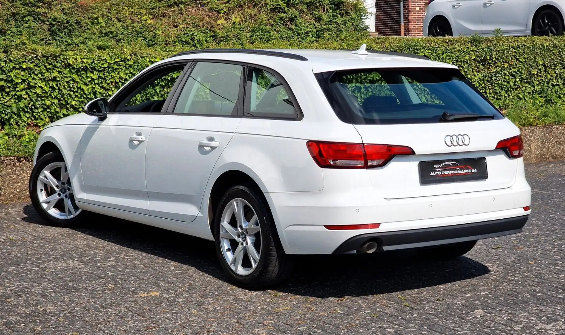 Audi A4 AVANT*NAVI*BI-XENON*ACC*VZE*SZ*PDC*S-HEFT*MWST Weiß - 2